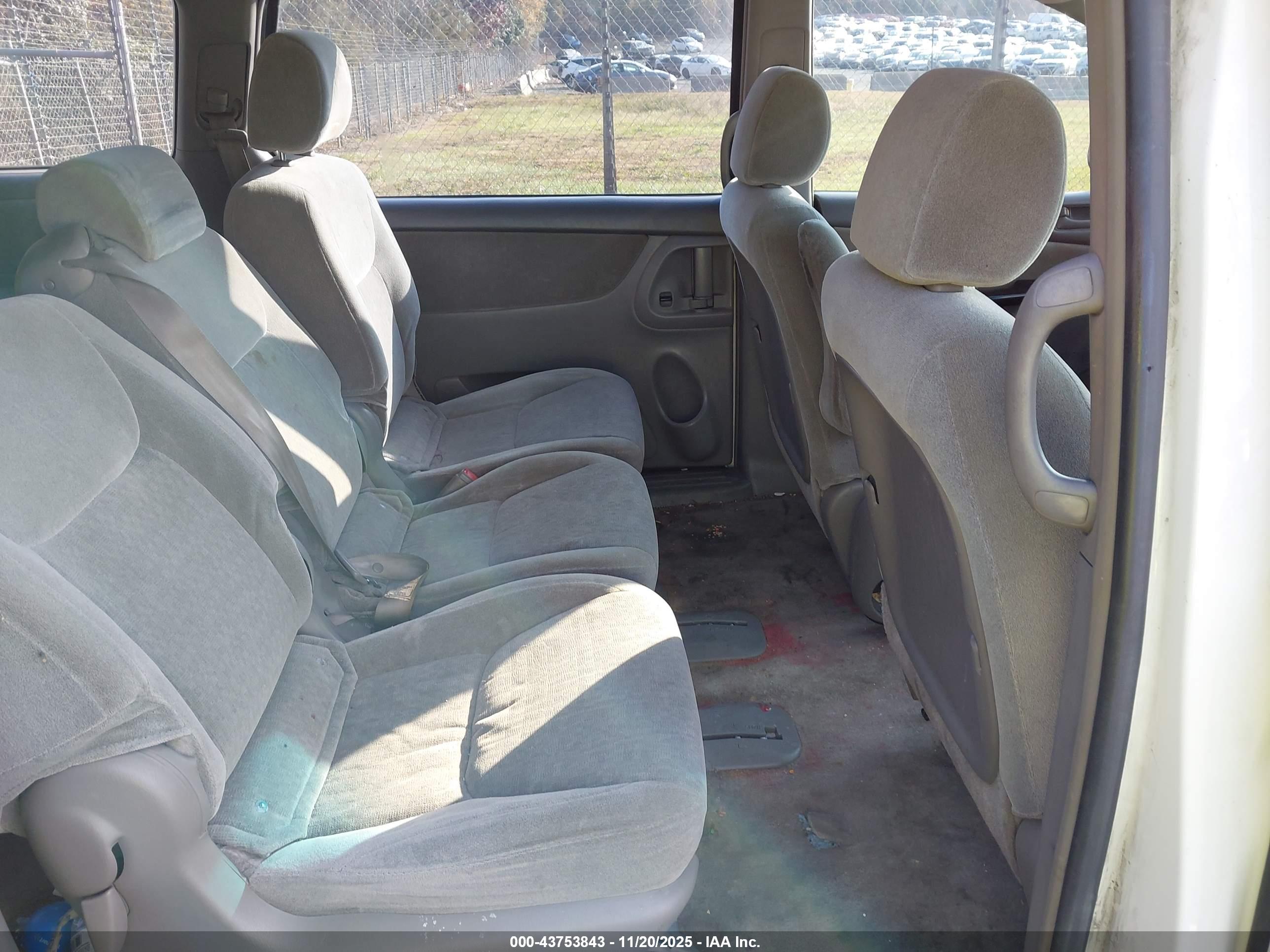 TOYOTA SIENNA image 8