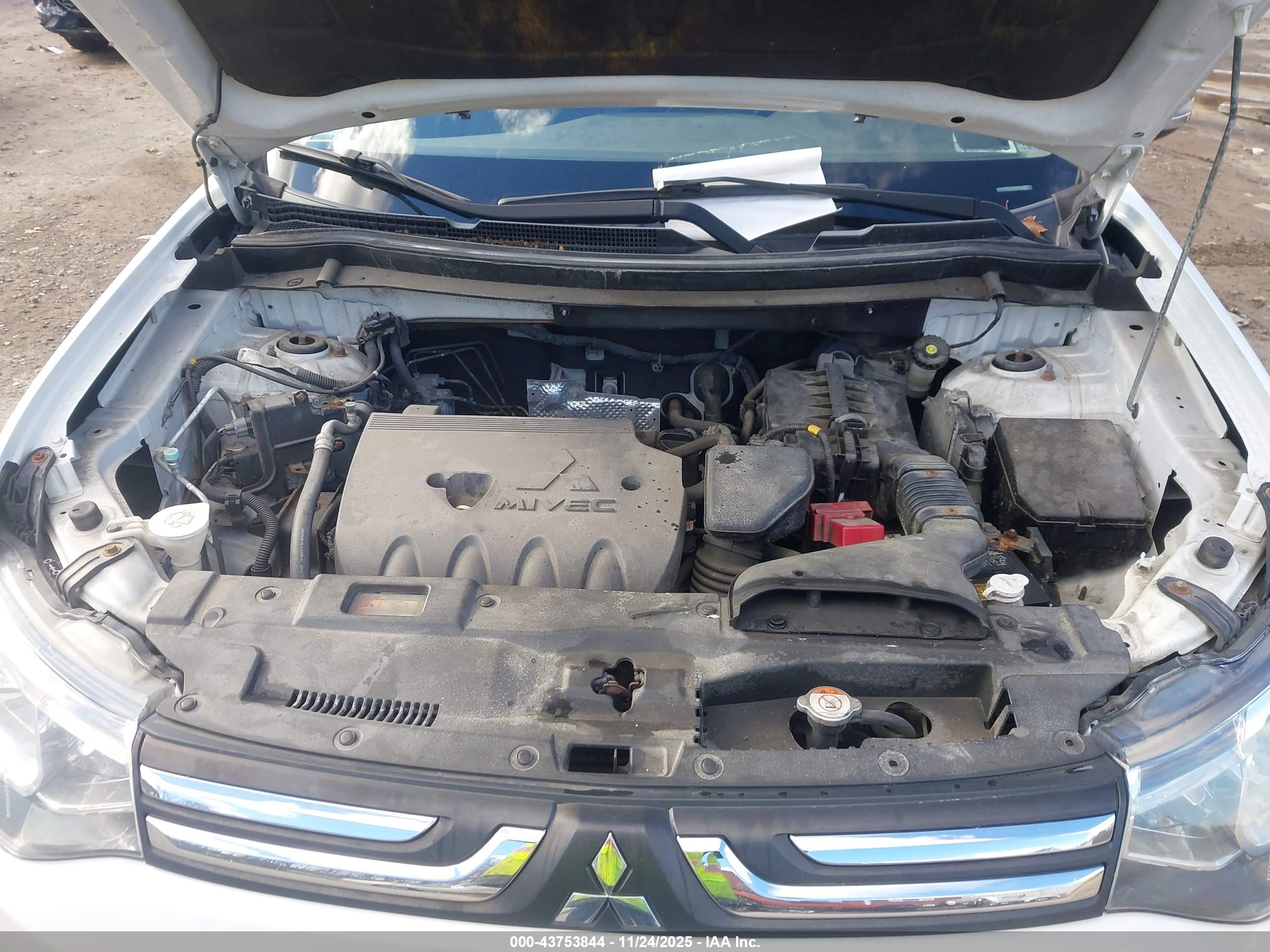MITSUBISHI OUTLANDER image 10