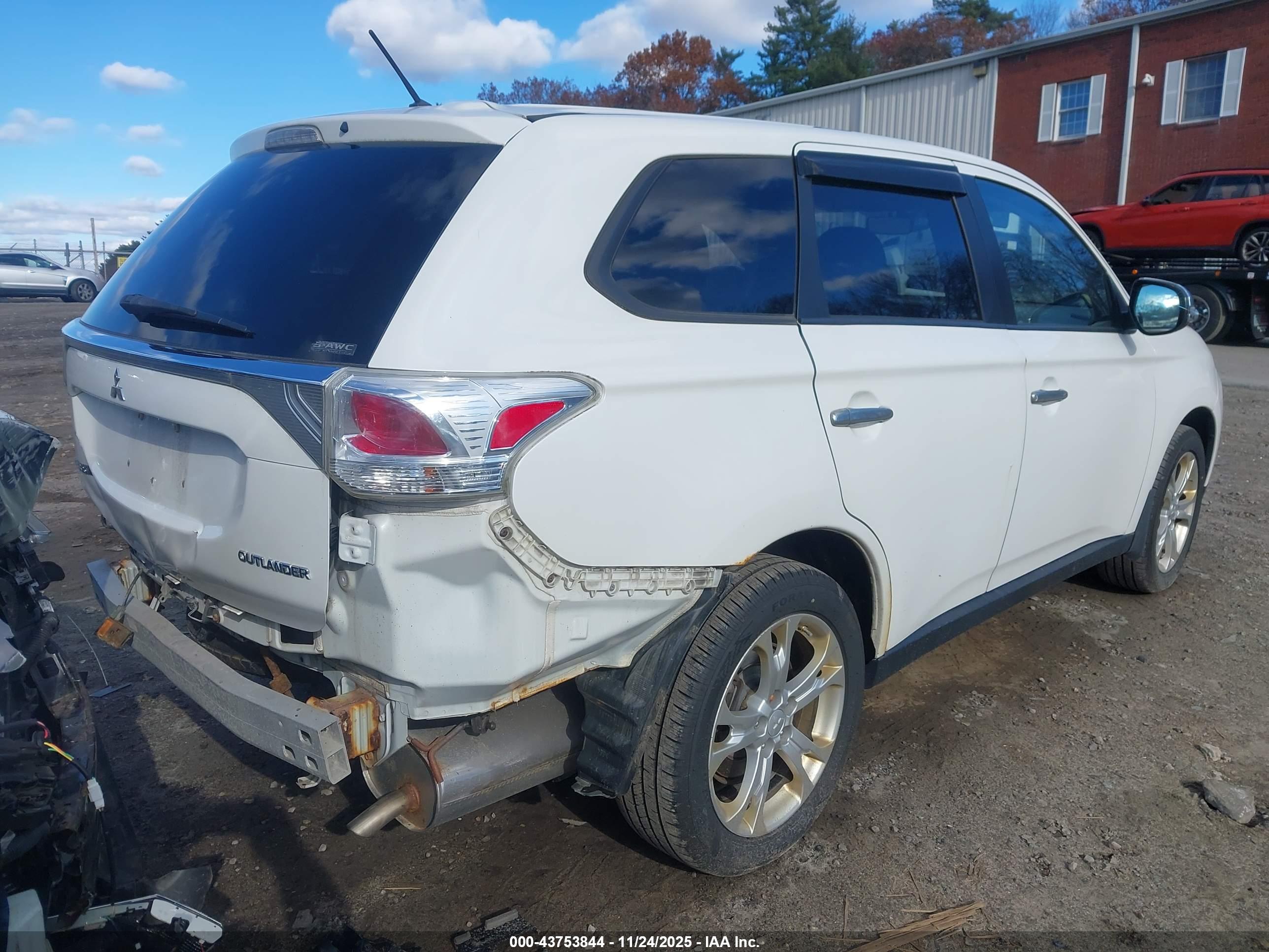 MITSUBISHI OUTLANDER image 4