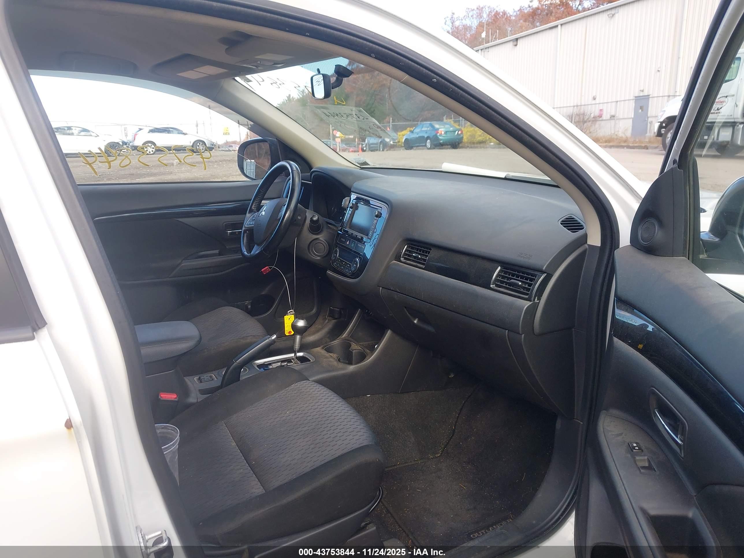 MITSUBISHI OUTLANDER image 5