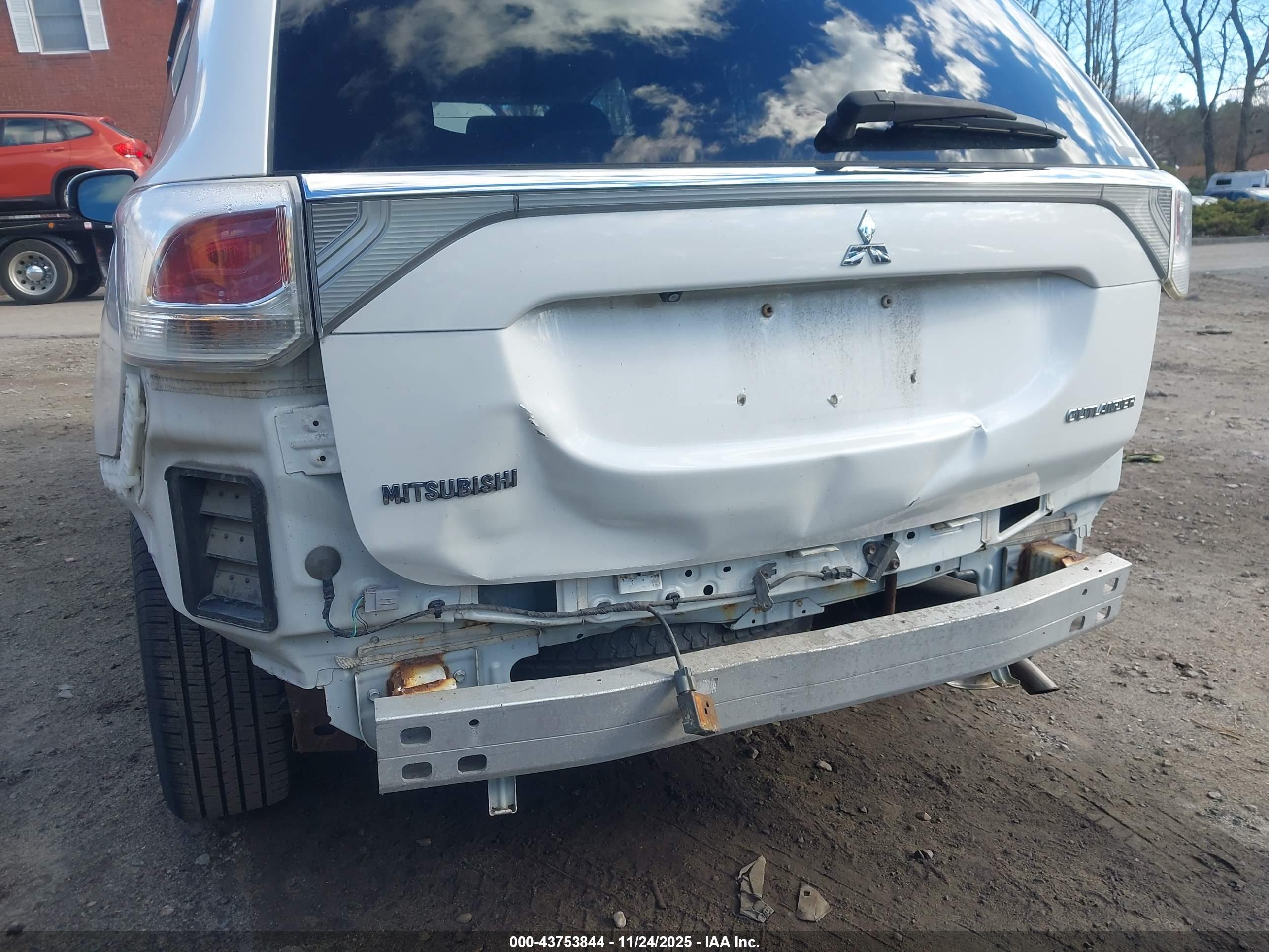 MITSUBISHI OUTLANDER image 6
