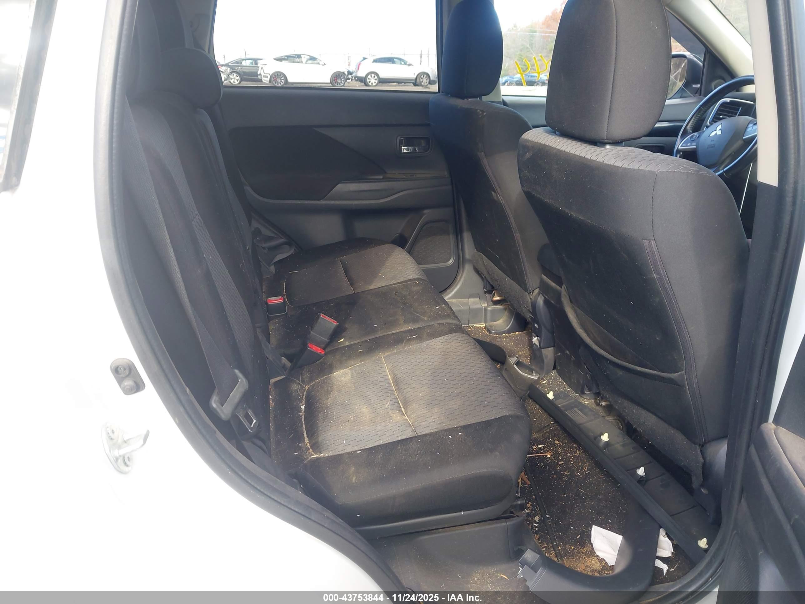 MITSUBISHI OUTLANDER image 8