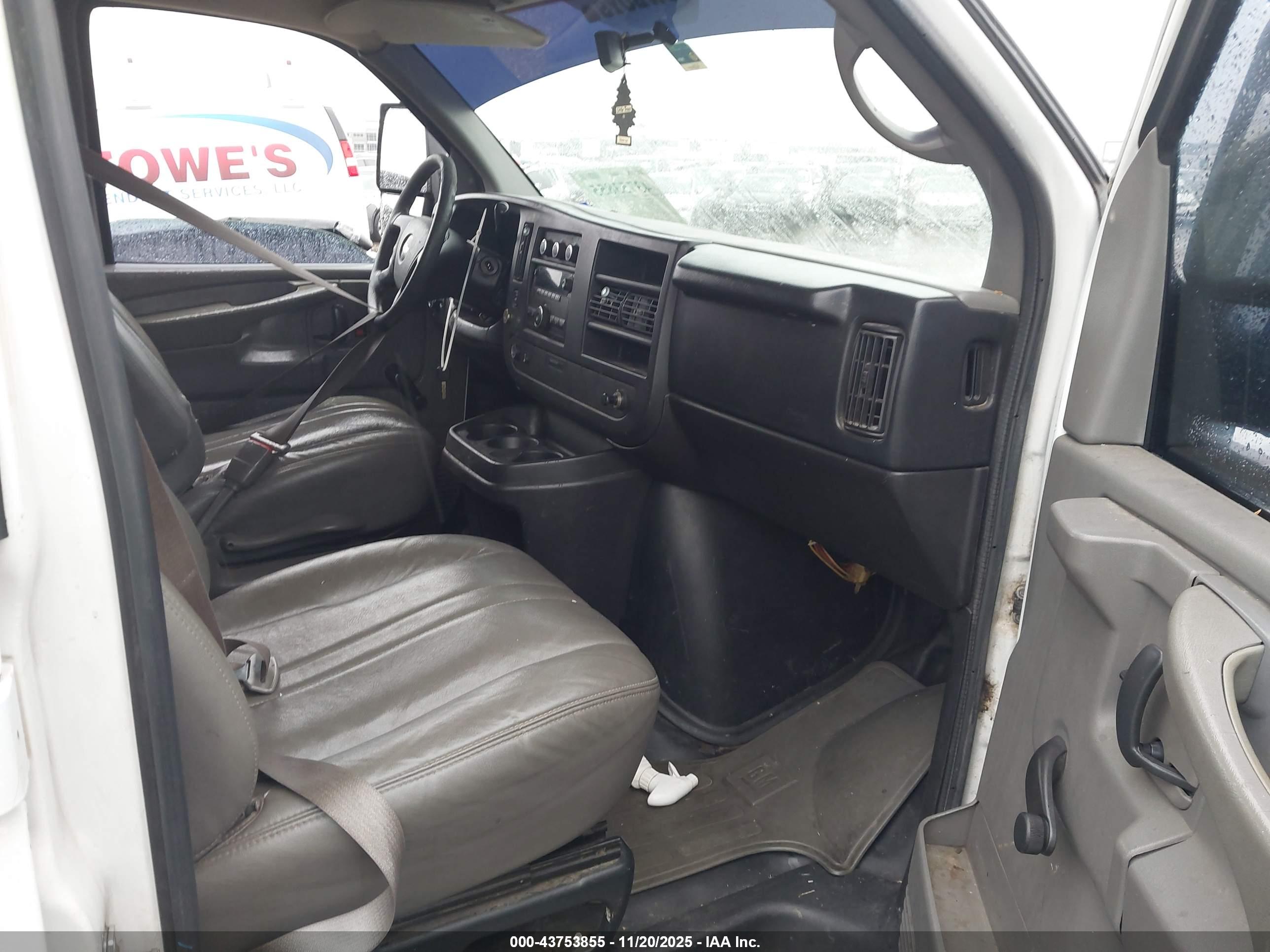 CHEVROLET EXPRESS image 5