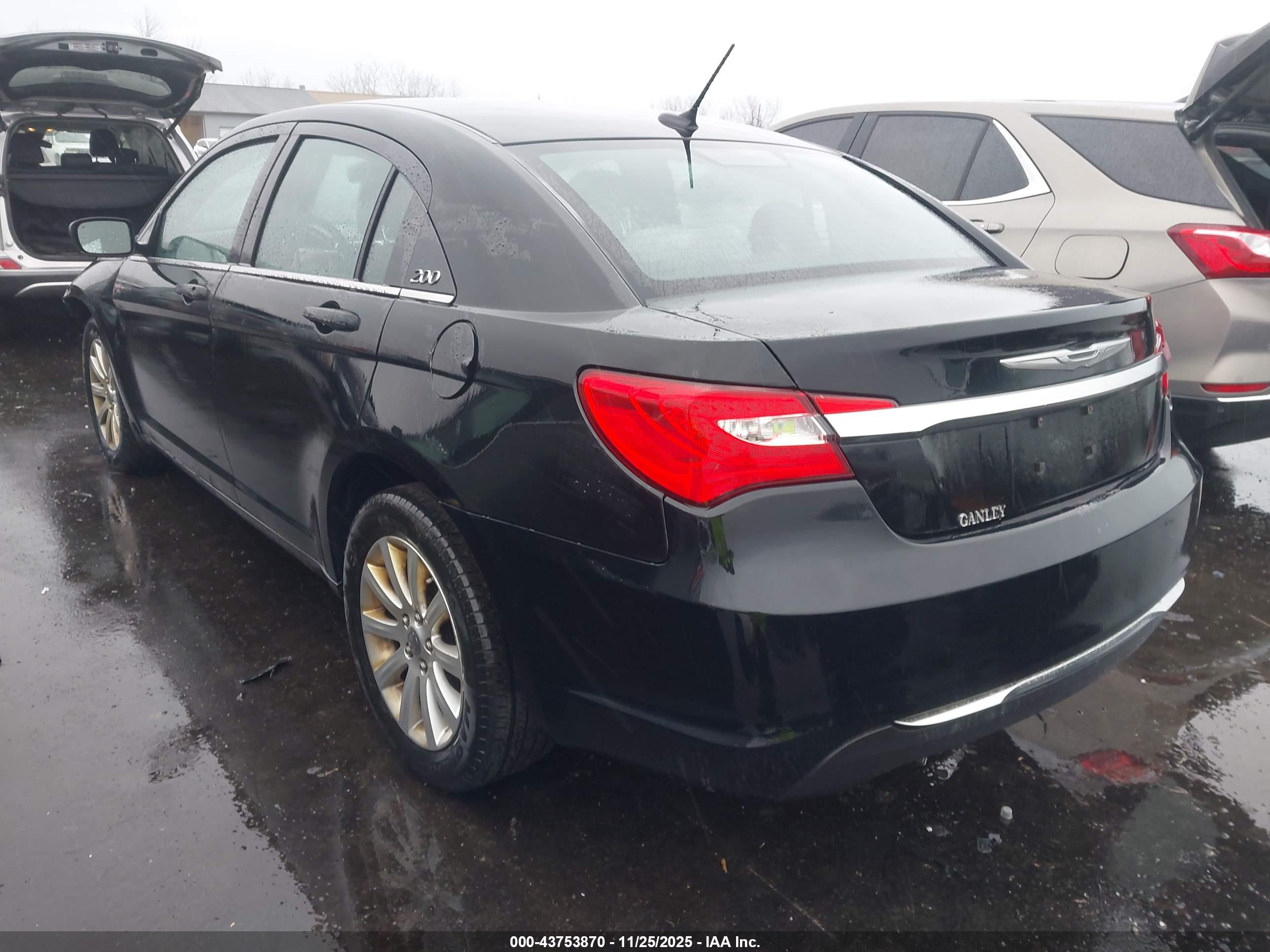 CHRYSLER 200 image 3