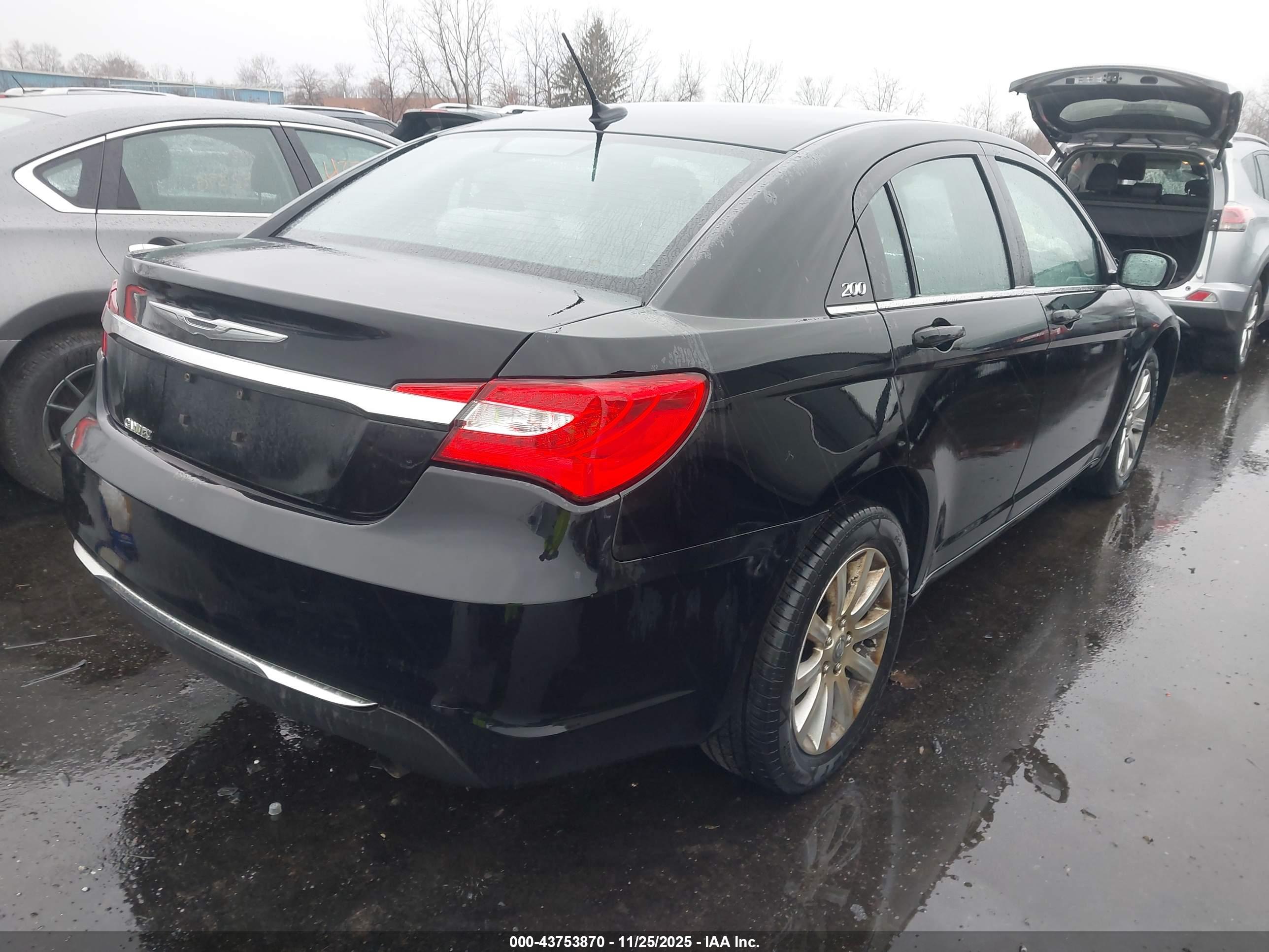 CHRYSLER 200 image 4