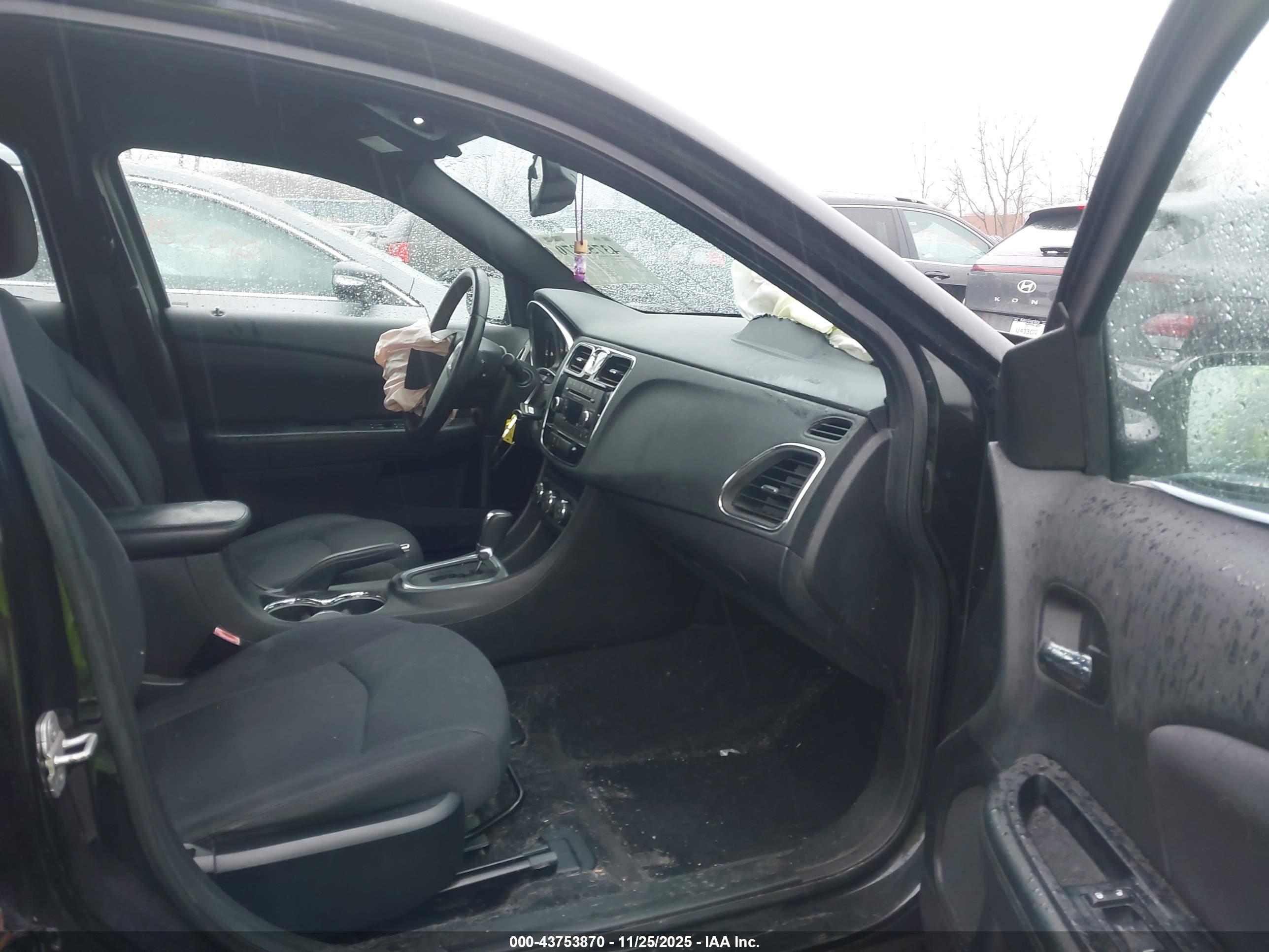 CHRYSLER 200 image 5