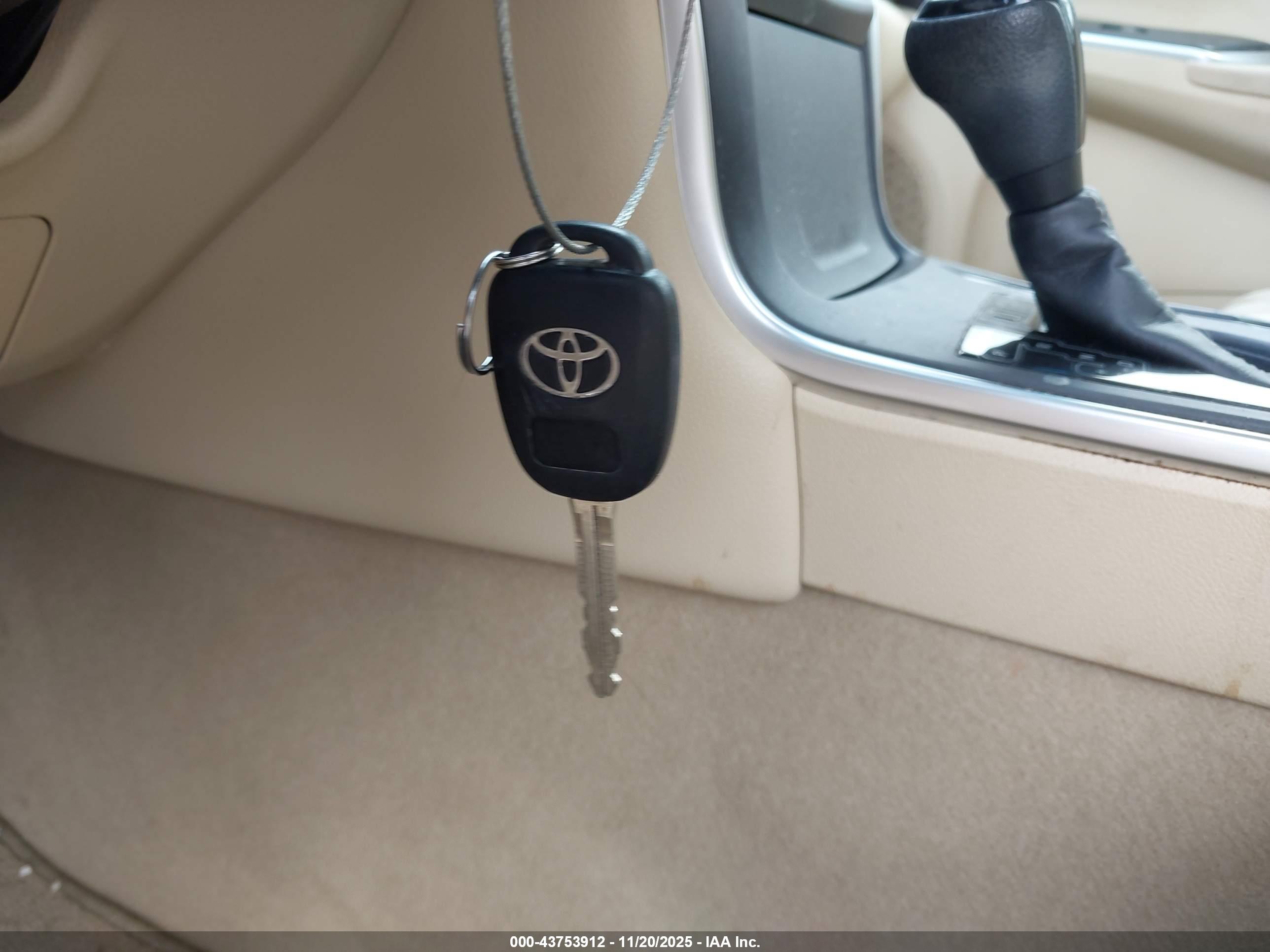 TOYOTA CAMRY image 11
