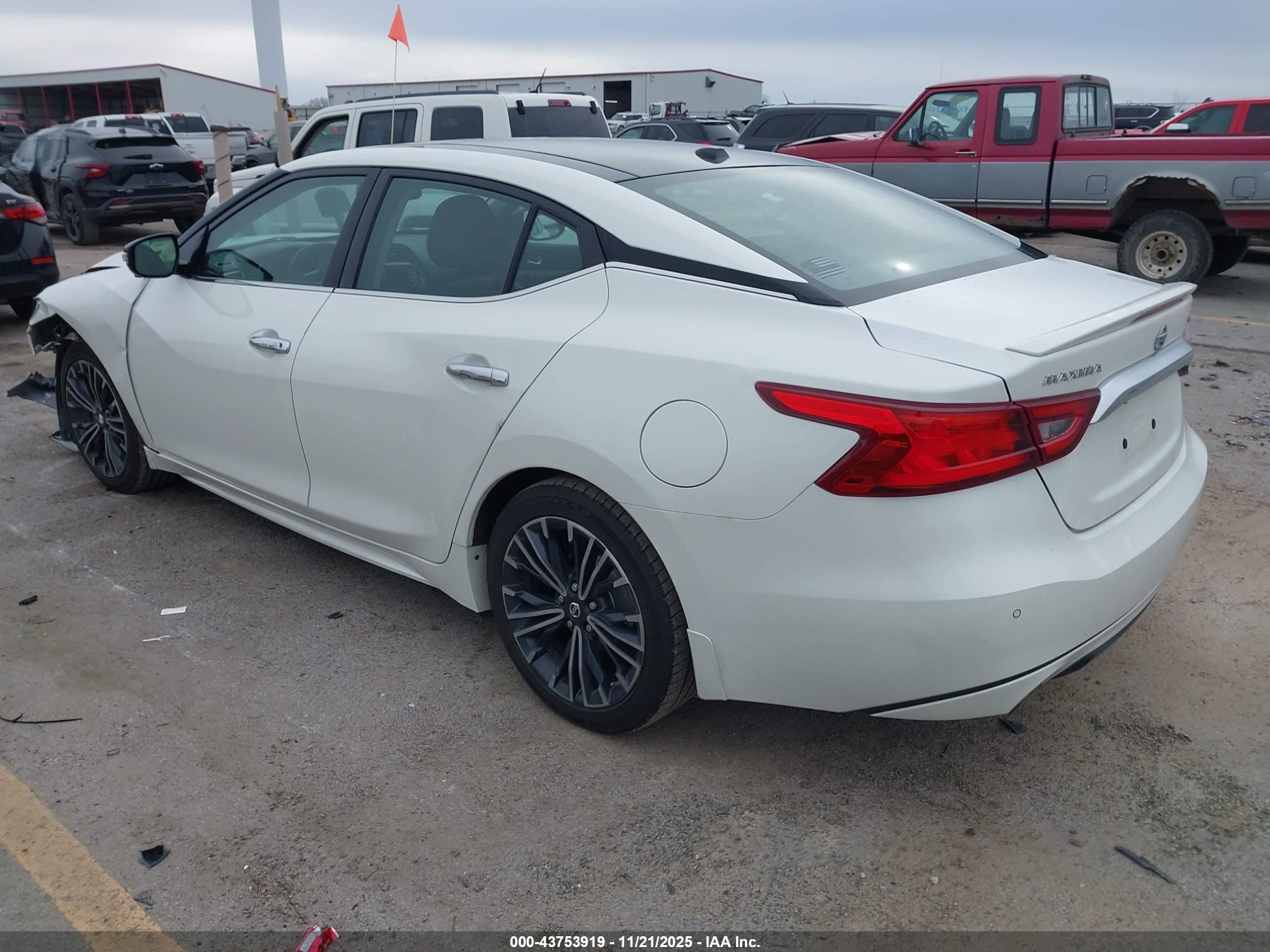 NISSAN MAXIMA image 3