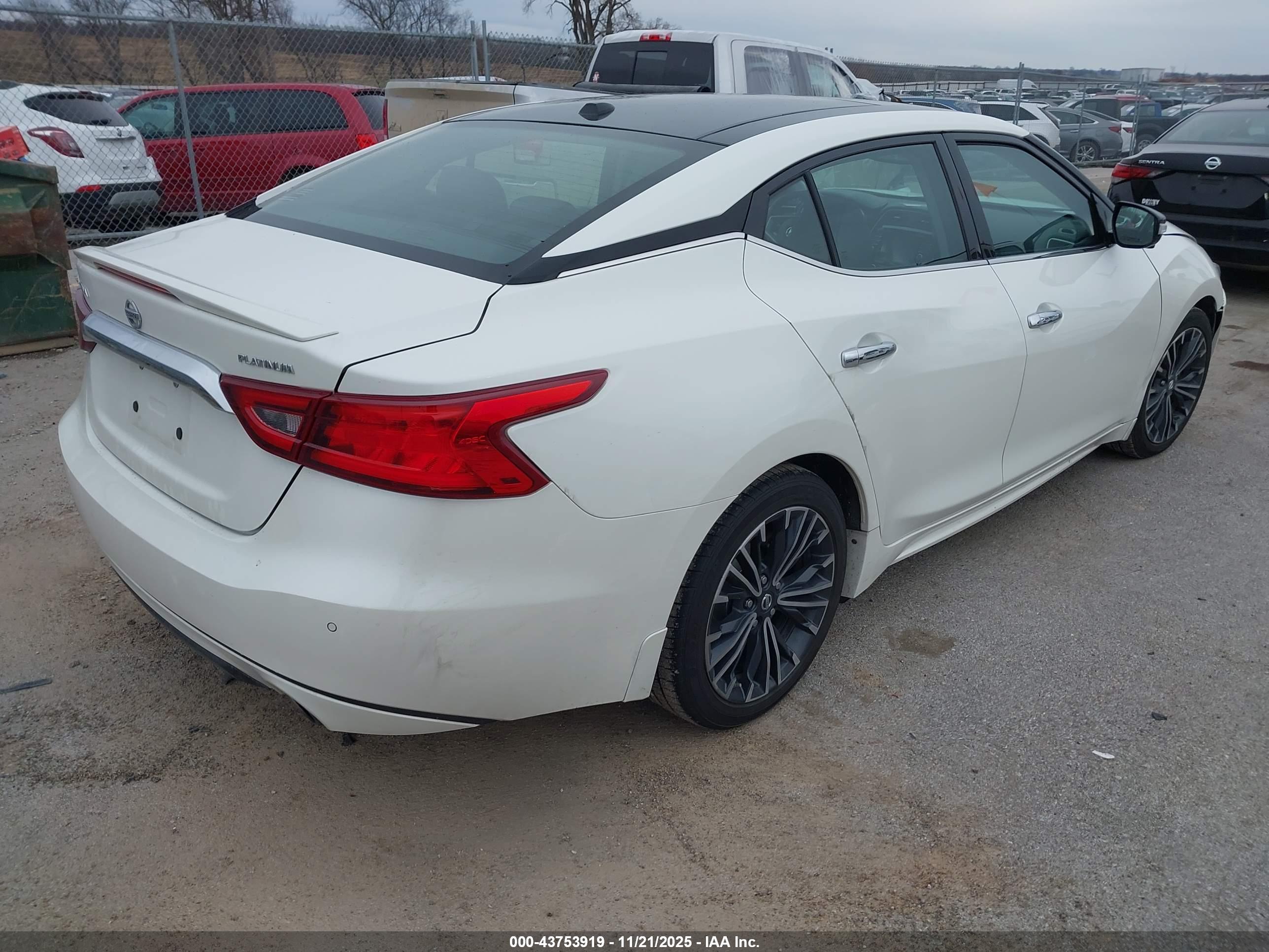 NISSAN MAXIMA image 4