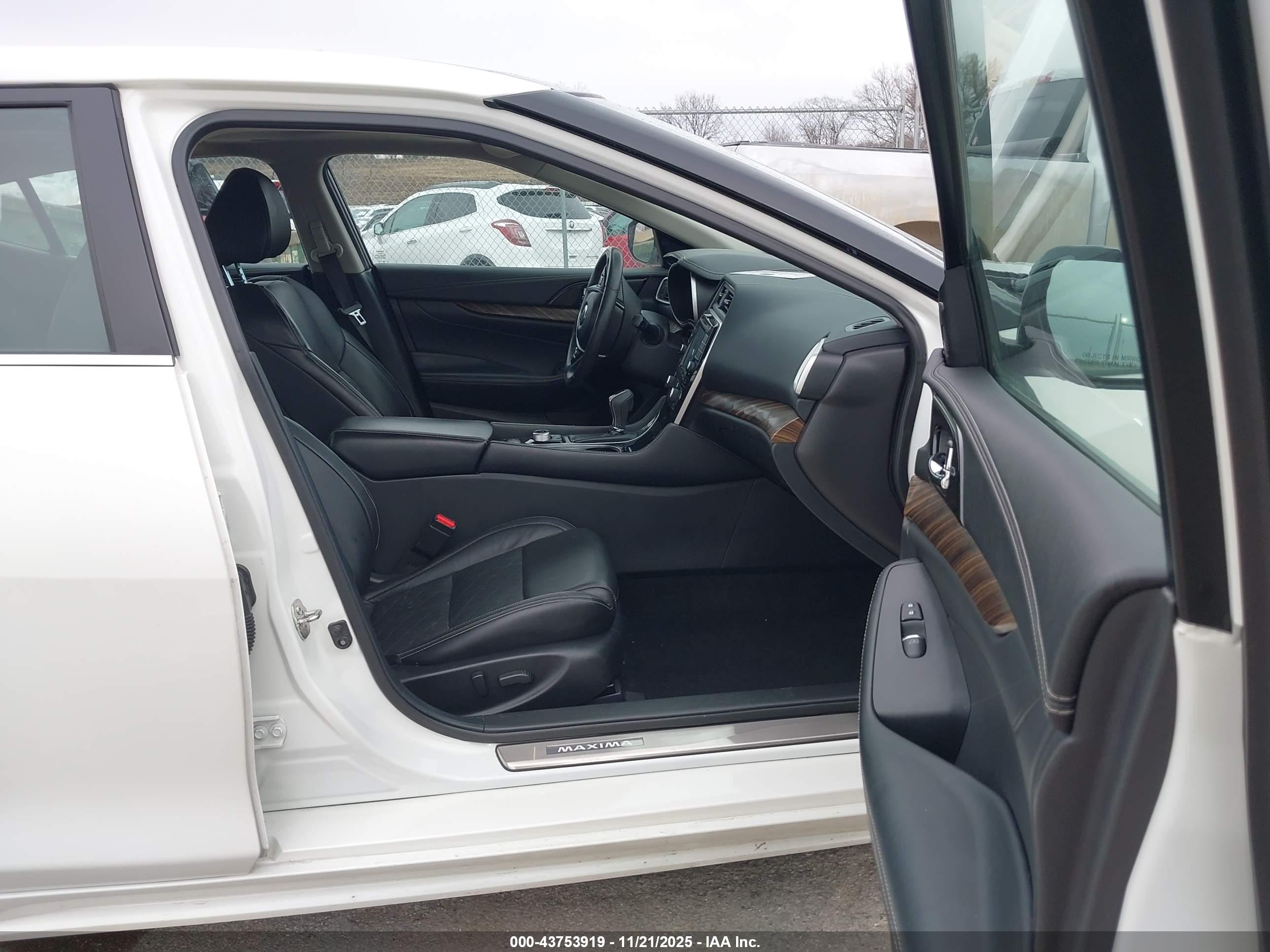 NISSAN MAXIMA image 5
