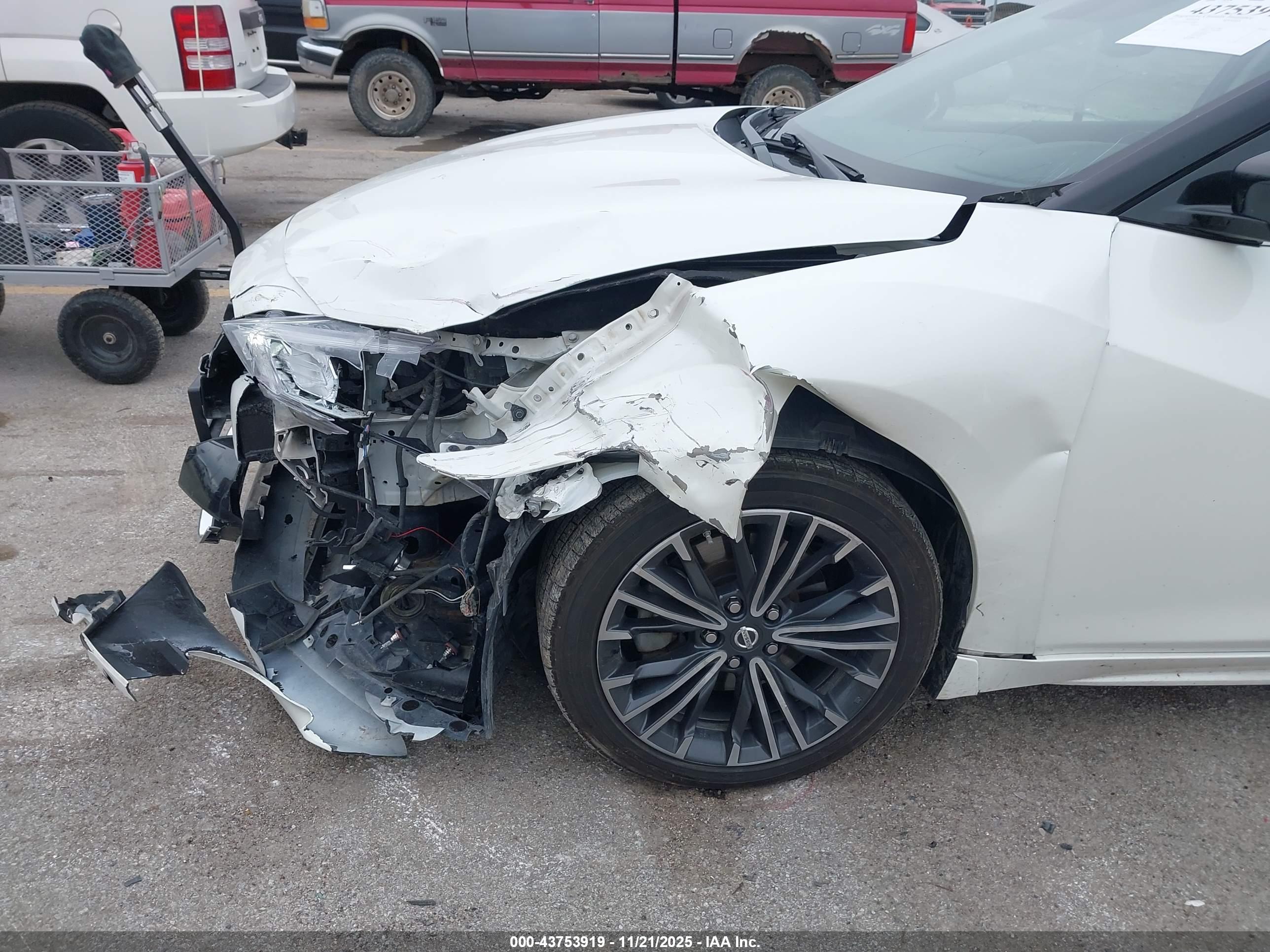 NISSAN MAXIMA image 6