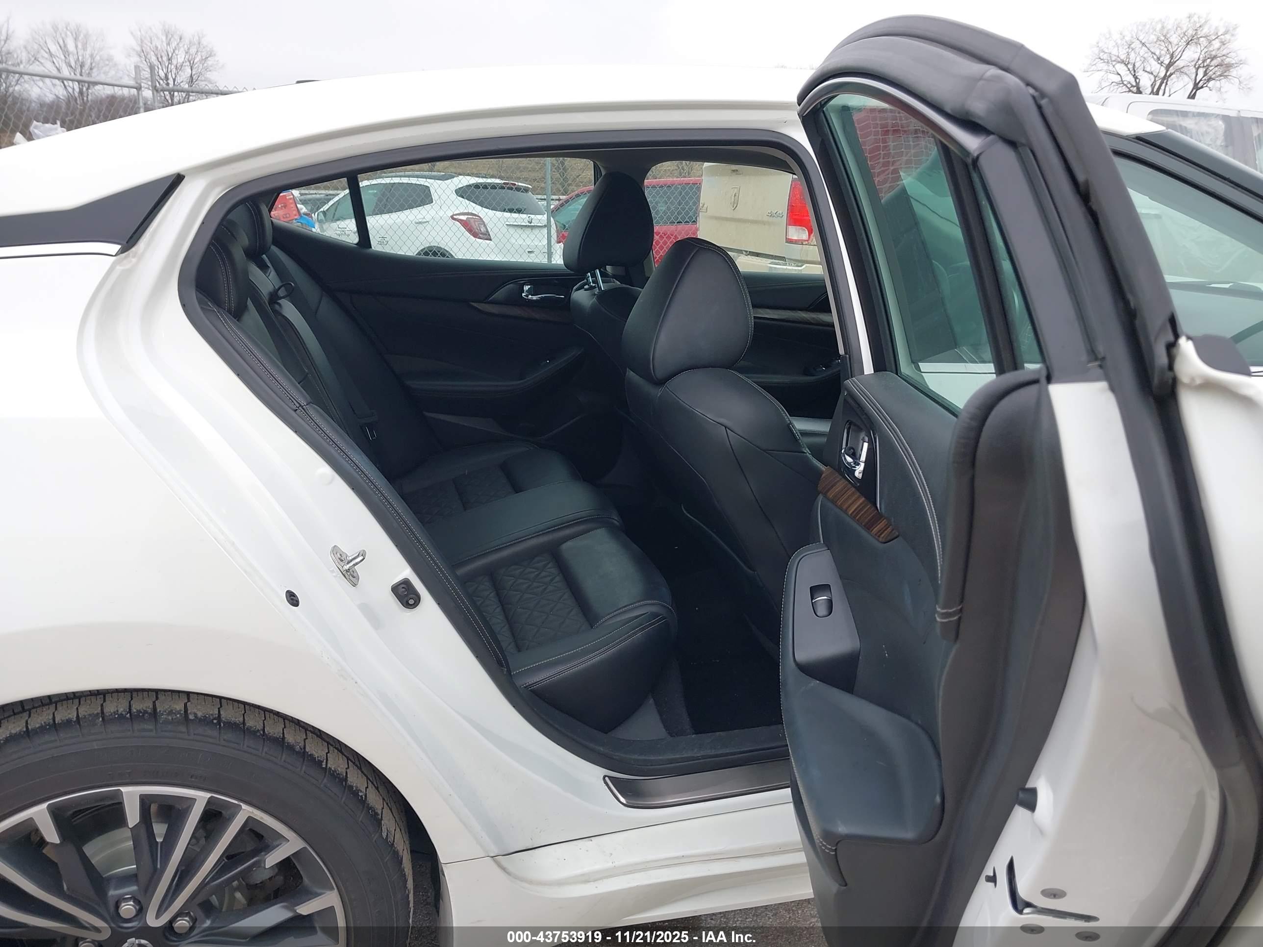 NISSAN MAXIMA image 8