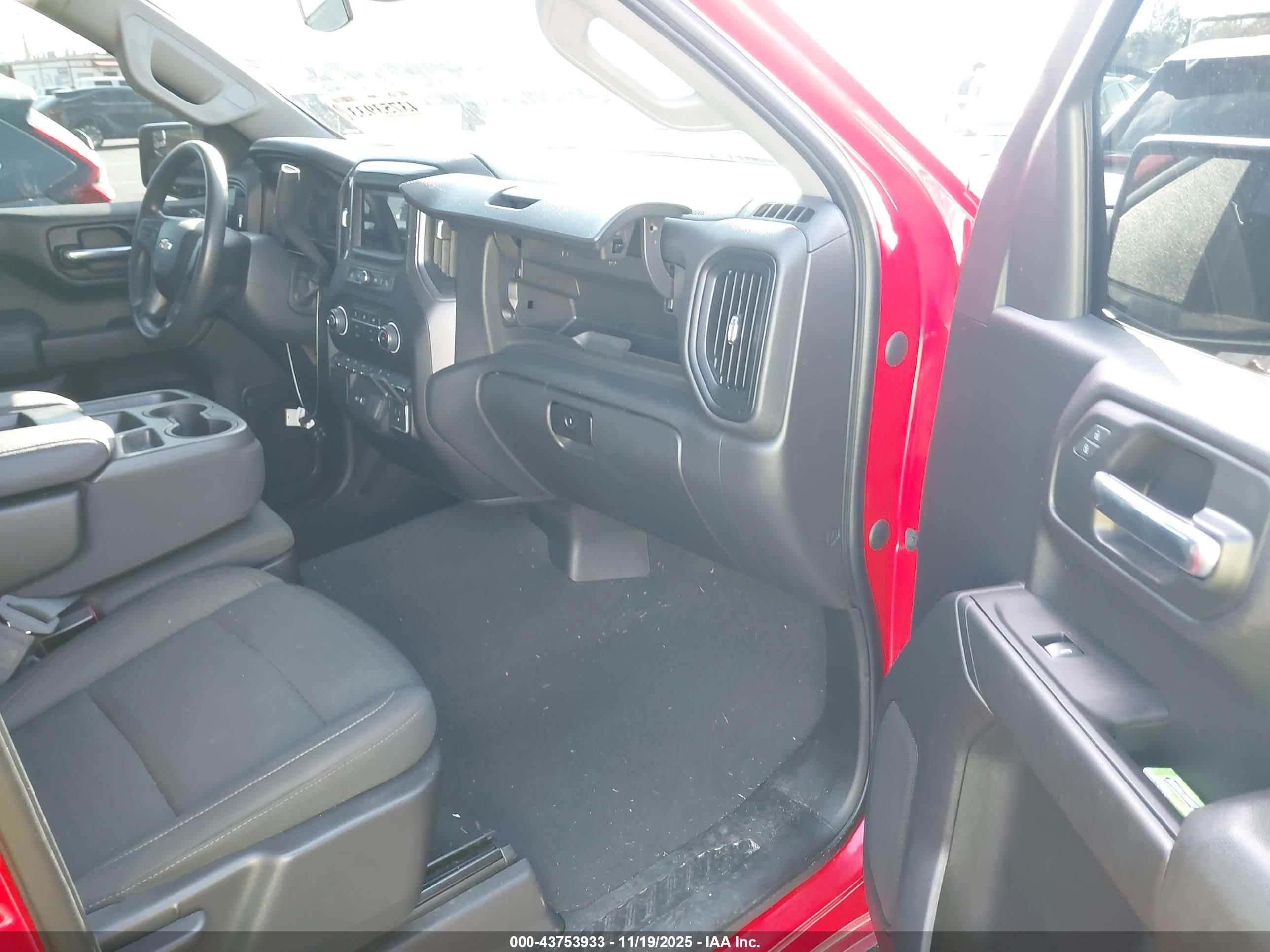 CHEVROLET SILVERADO image 5