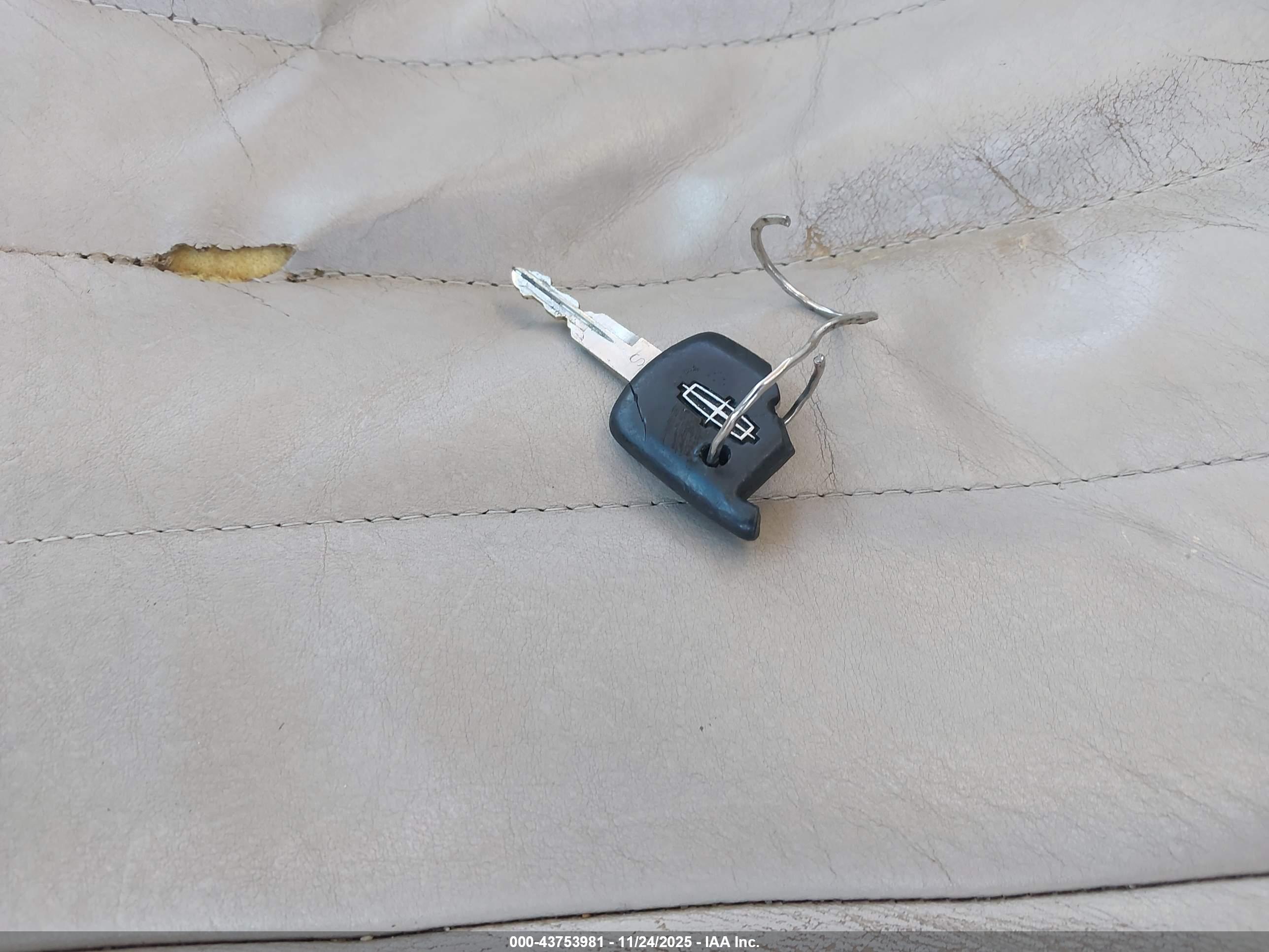 LINCOLN TOWN image 11