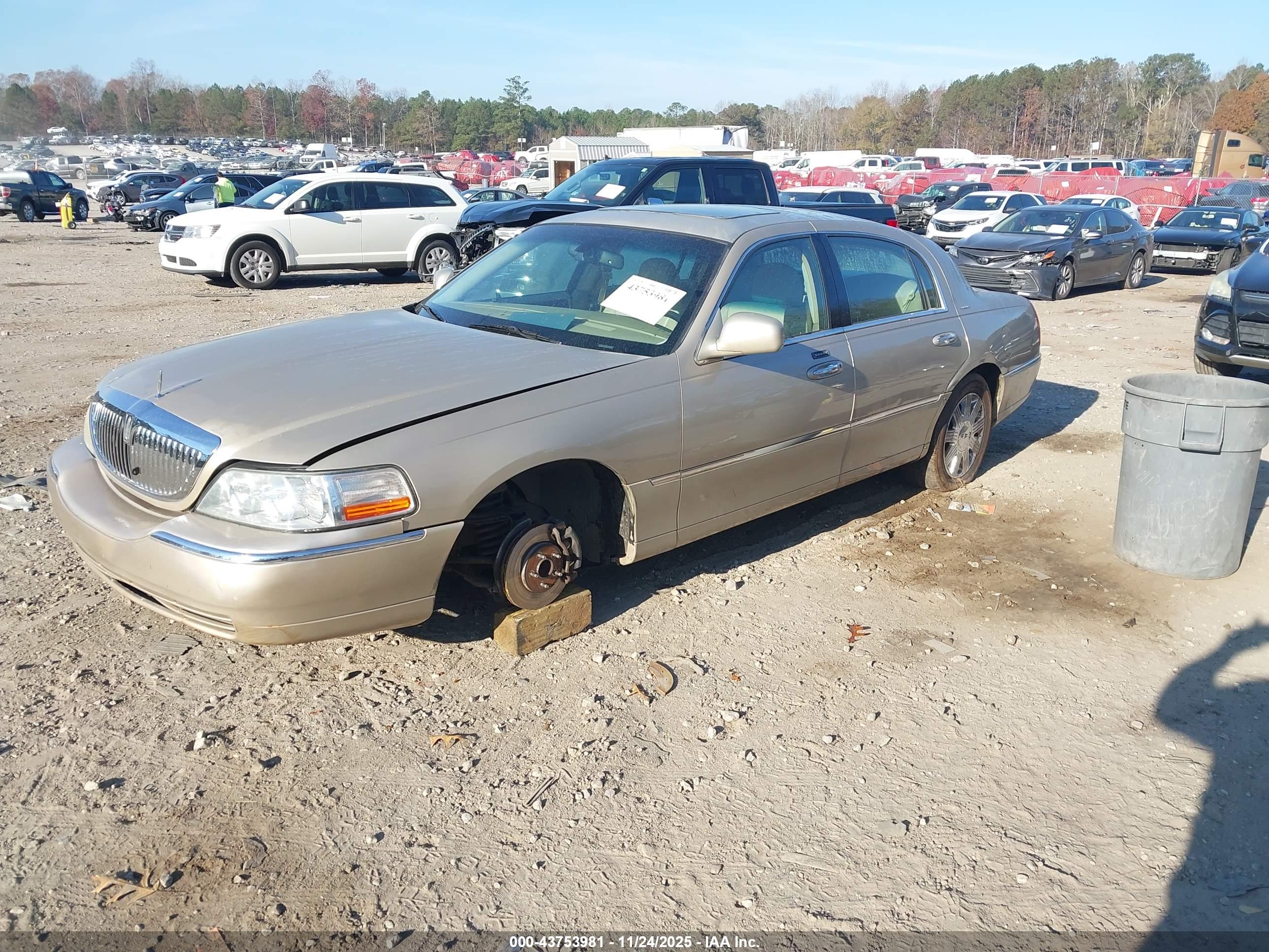 LINCOLN TOWN image 2