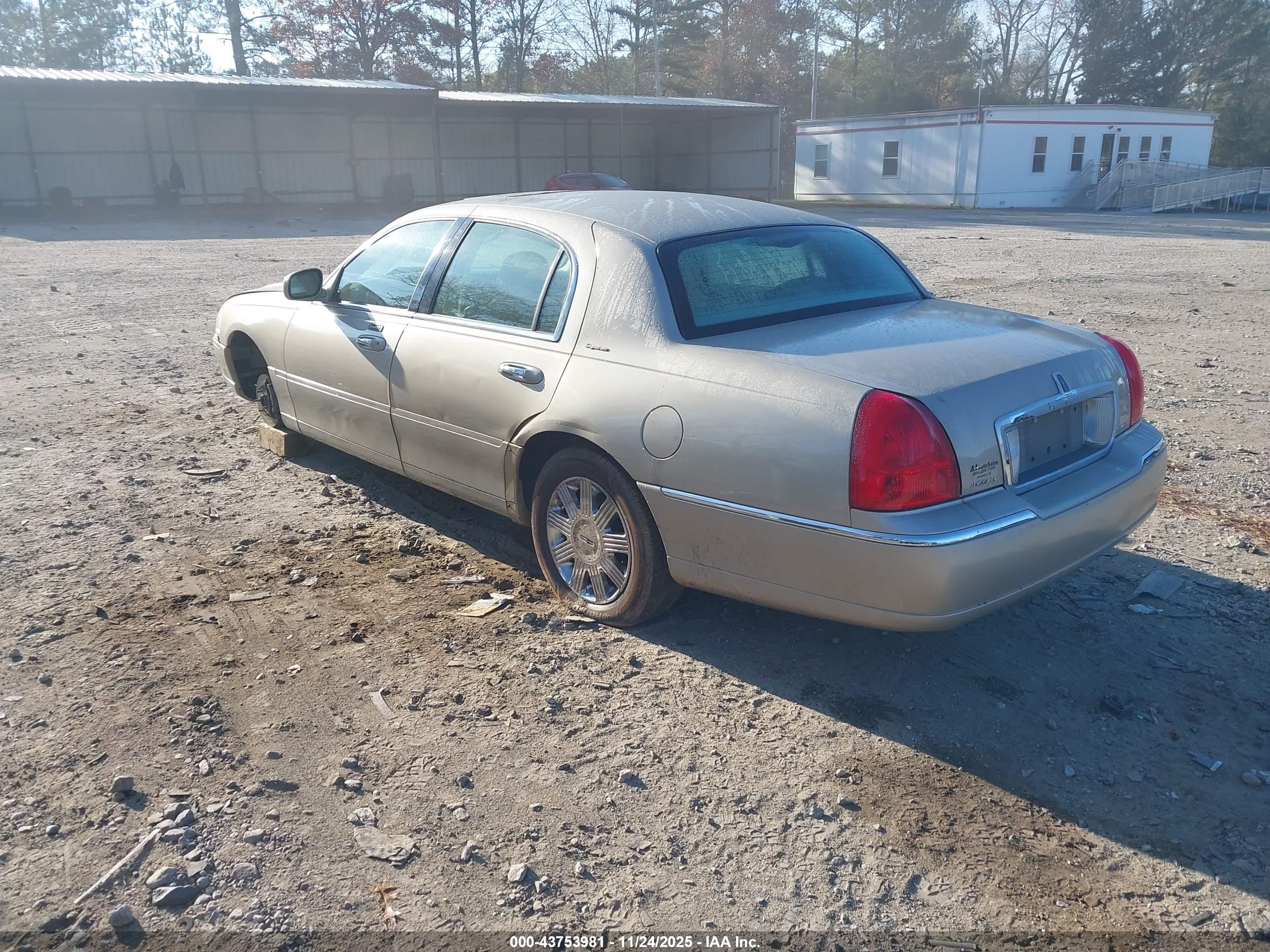 LINCOLN TOWN image 3