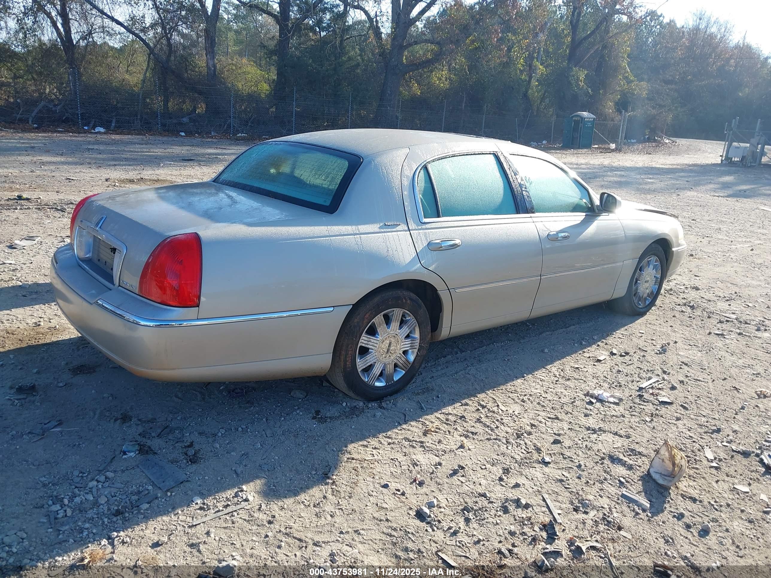 LINCOLN TOWN image 4