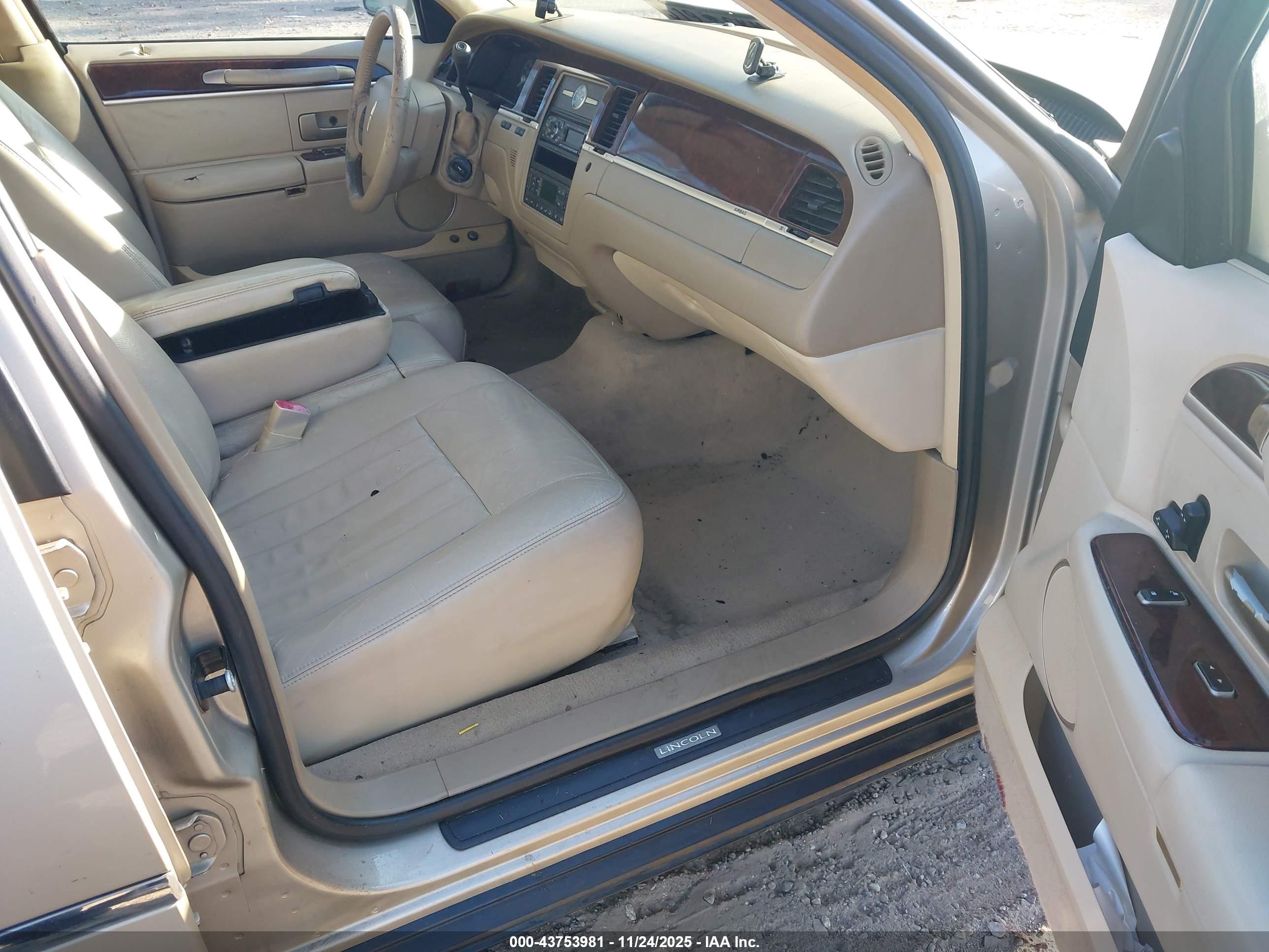 LINCOLN TOWN image 5