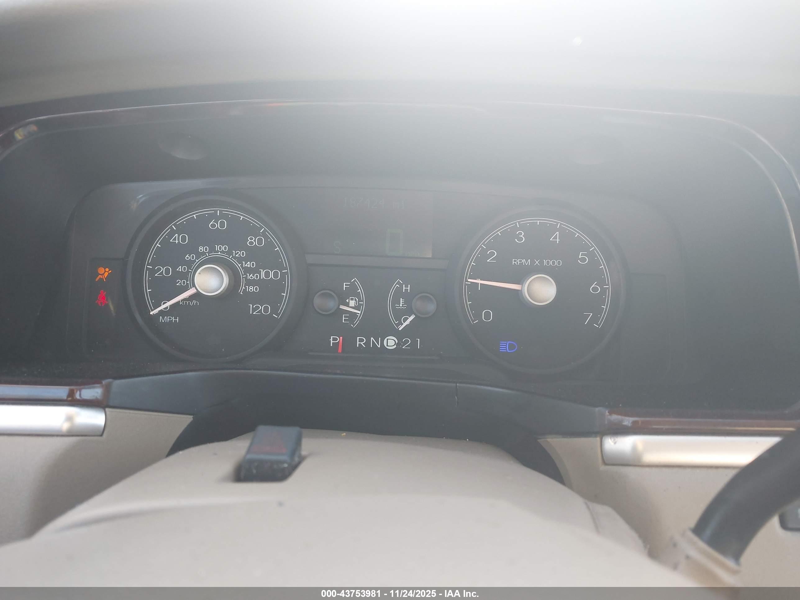LINCOLN TOWN image 7
