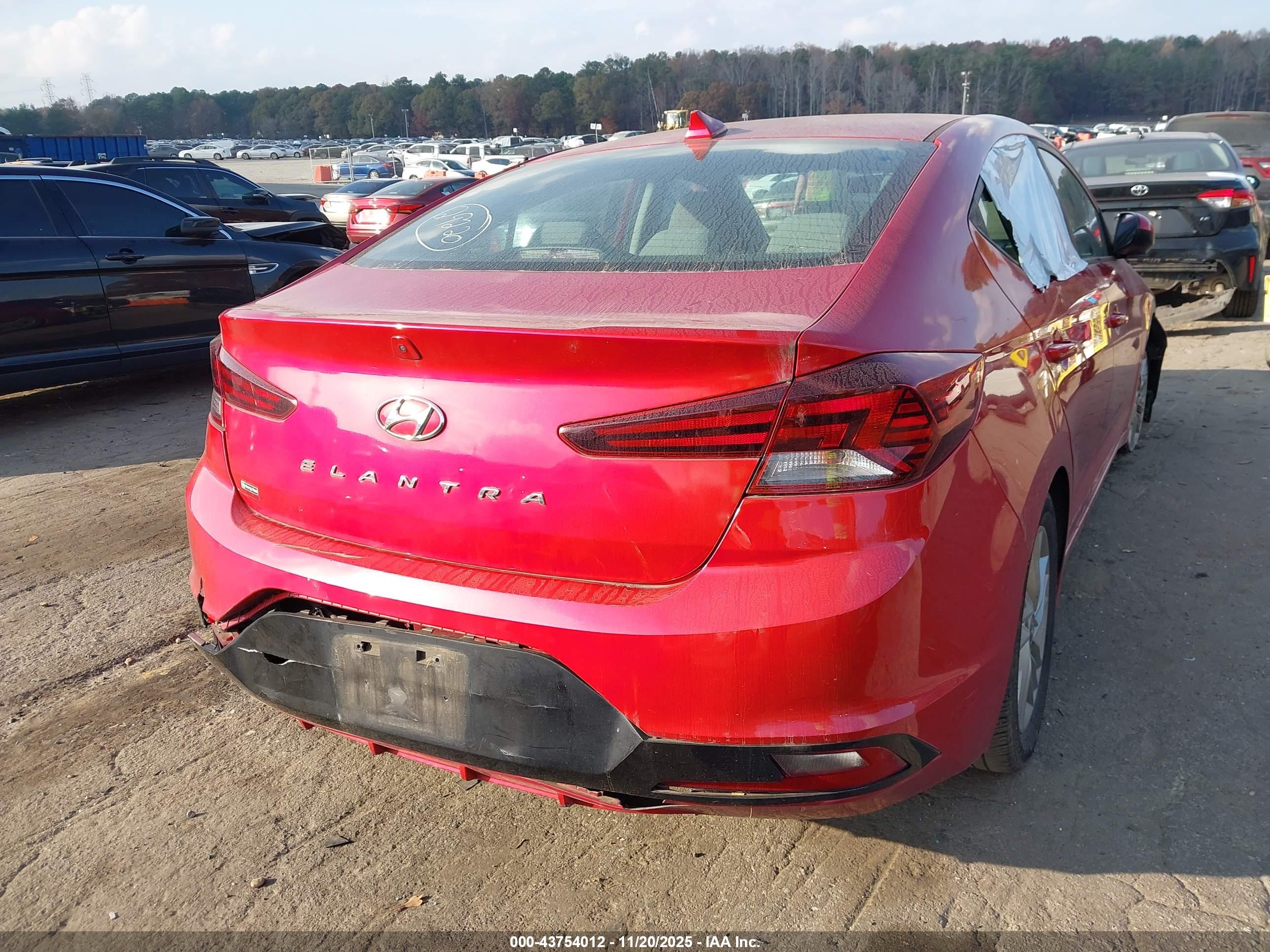 HYUNDAI ELANTRA image 4
