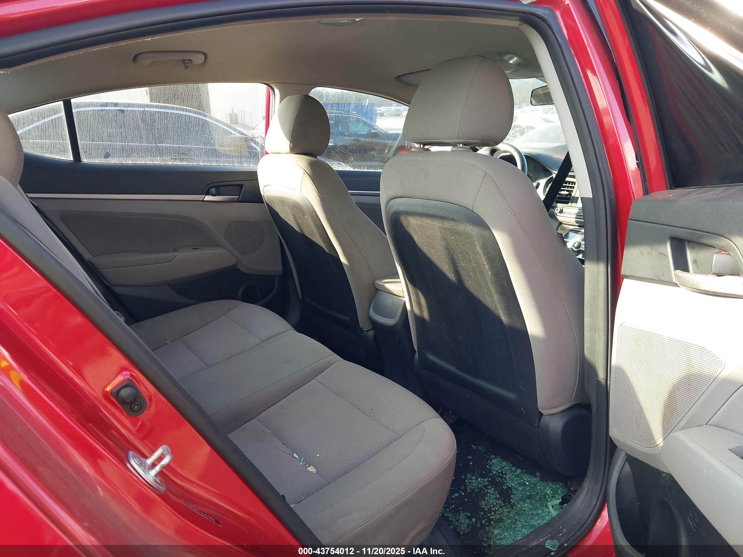 HYUNDAI ELANTRA image 8