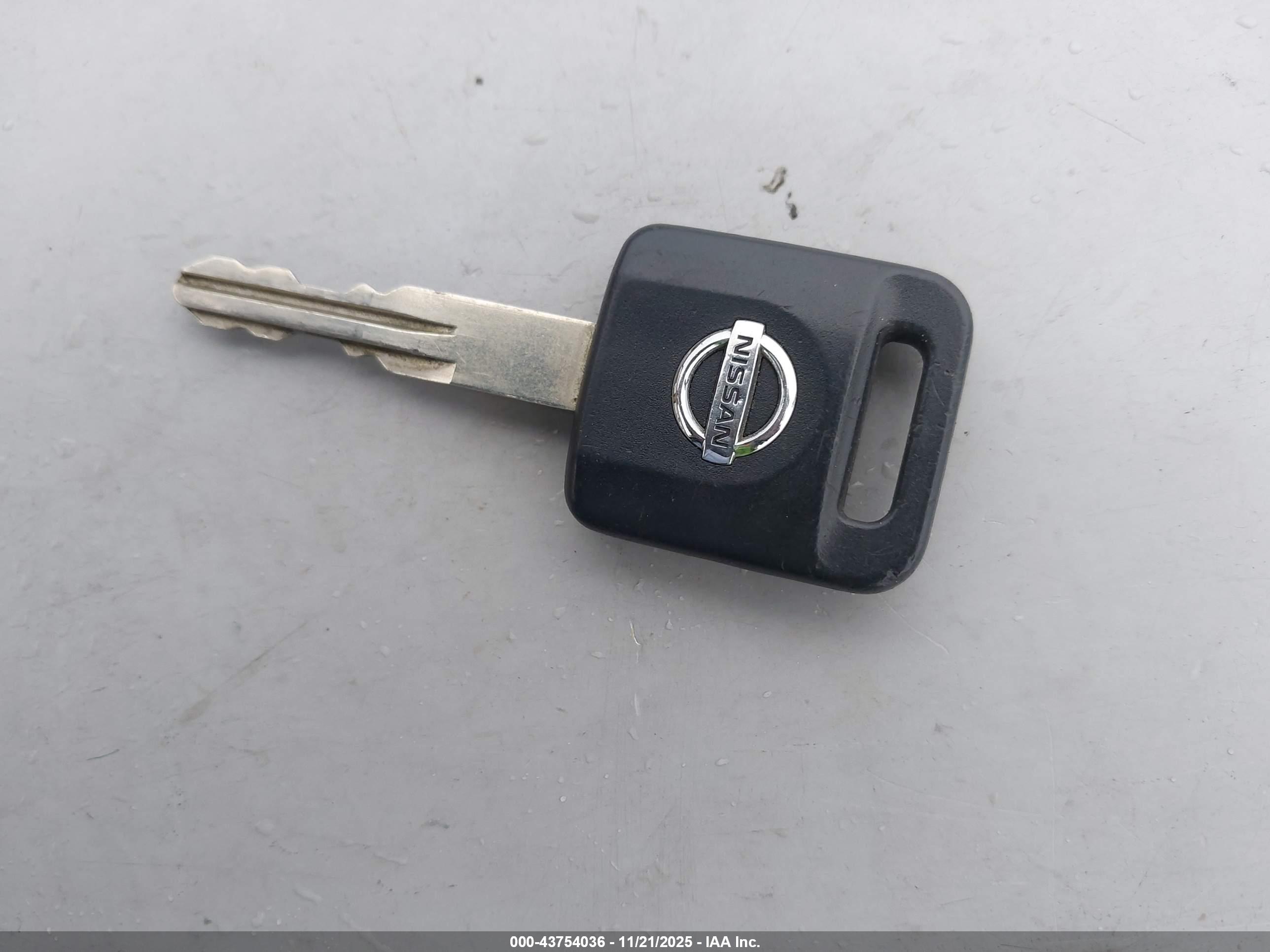 NISSAN VERSA image 11
