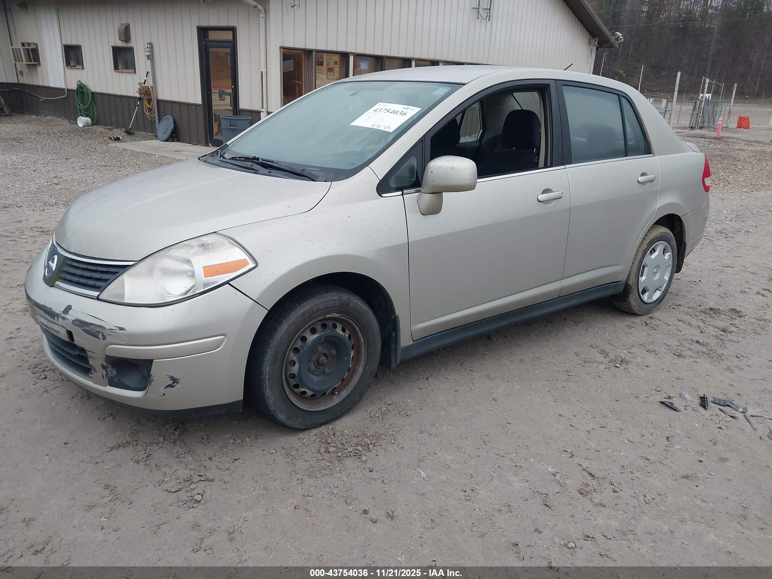 NISSAN VERSA image 2