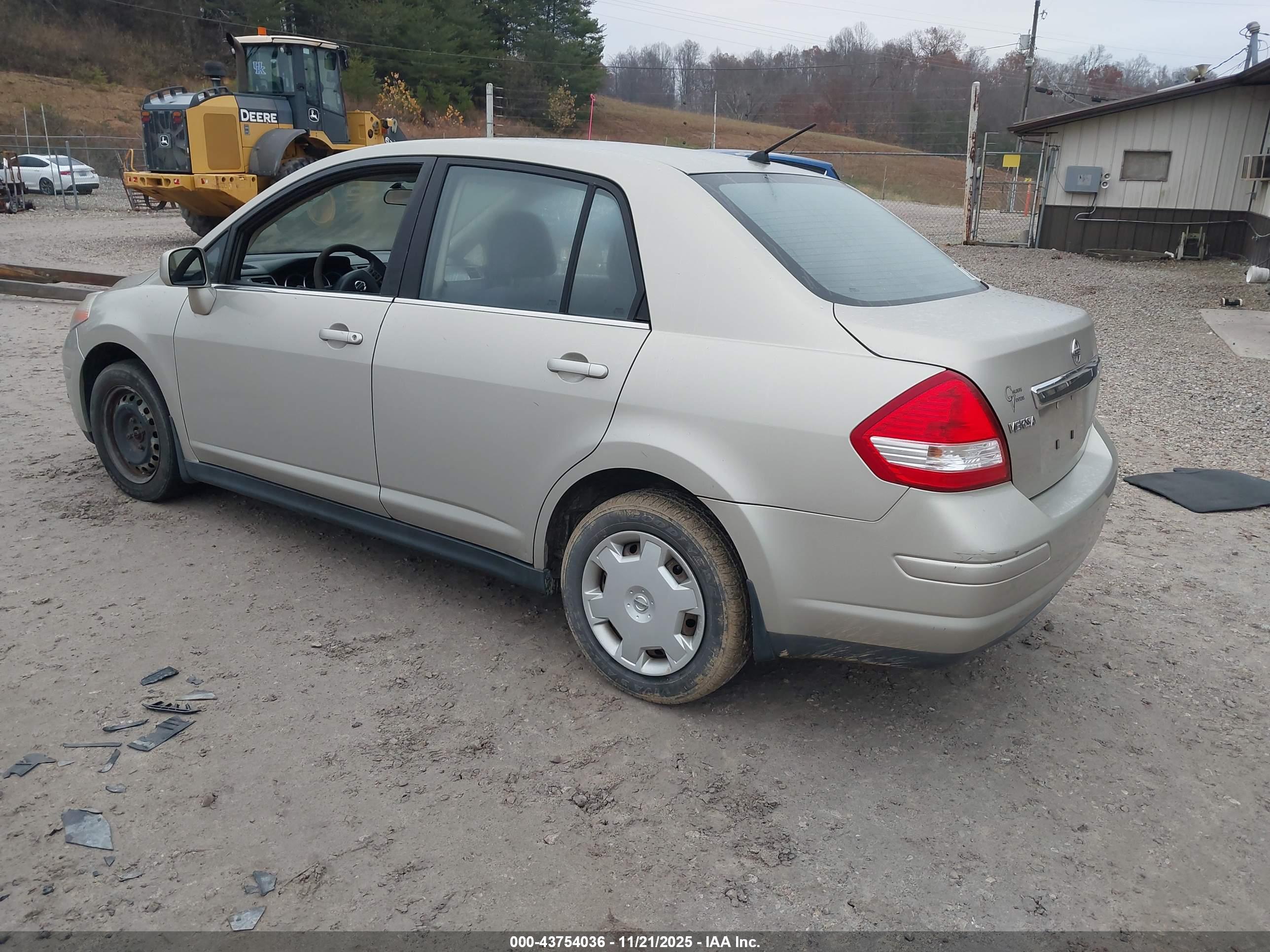 NISSAN VERSA image 3