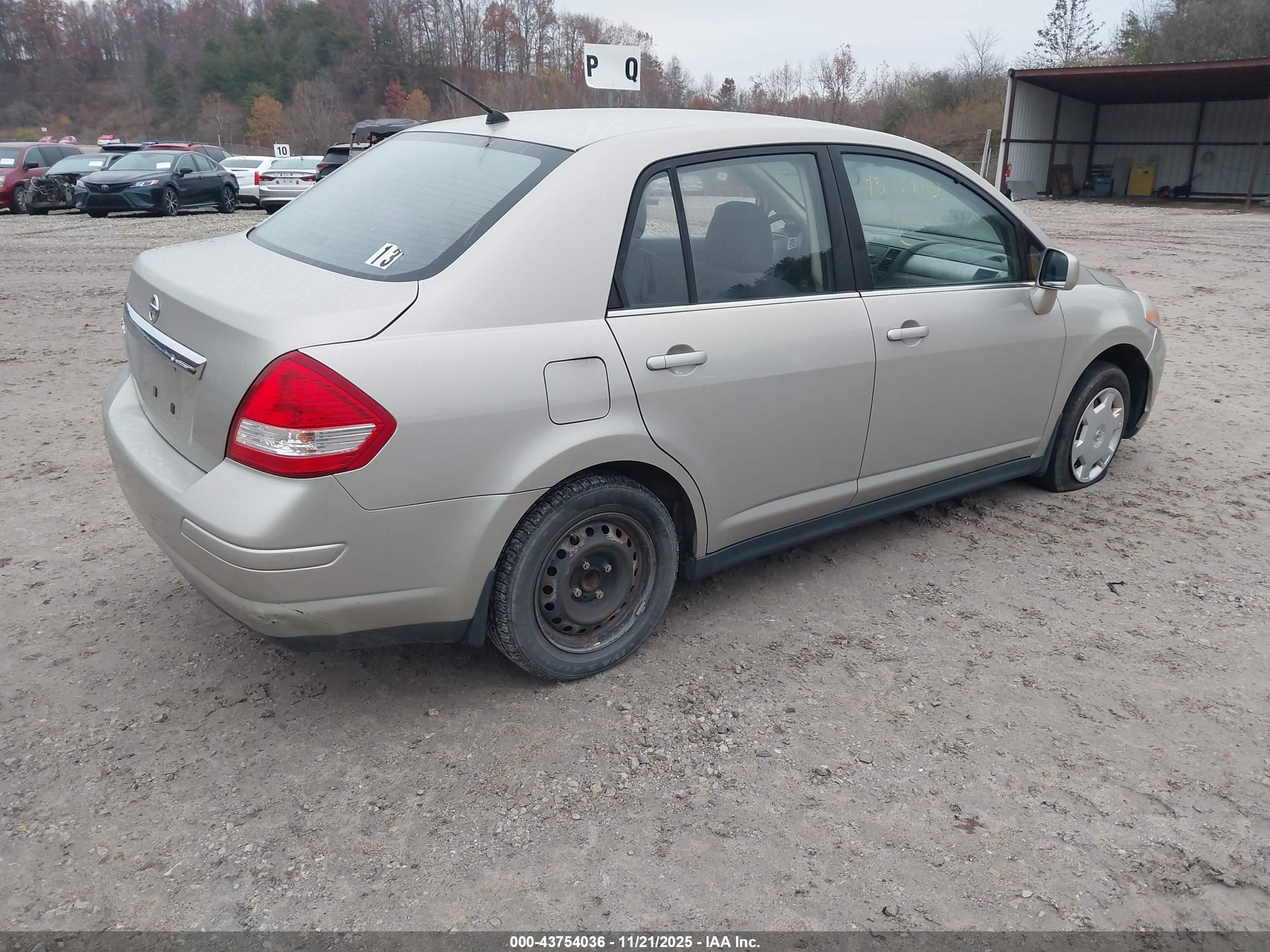NISSAN VERSA image 4