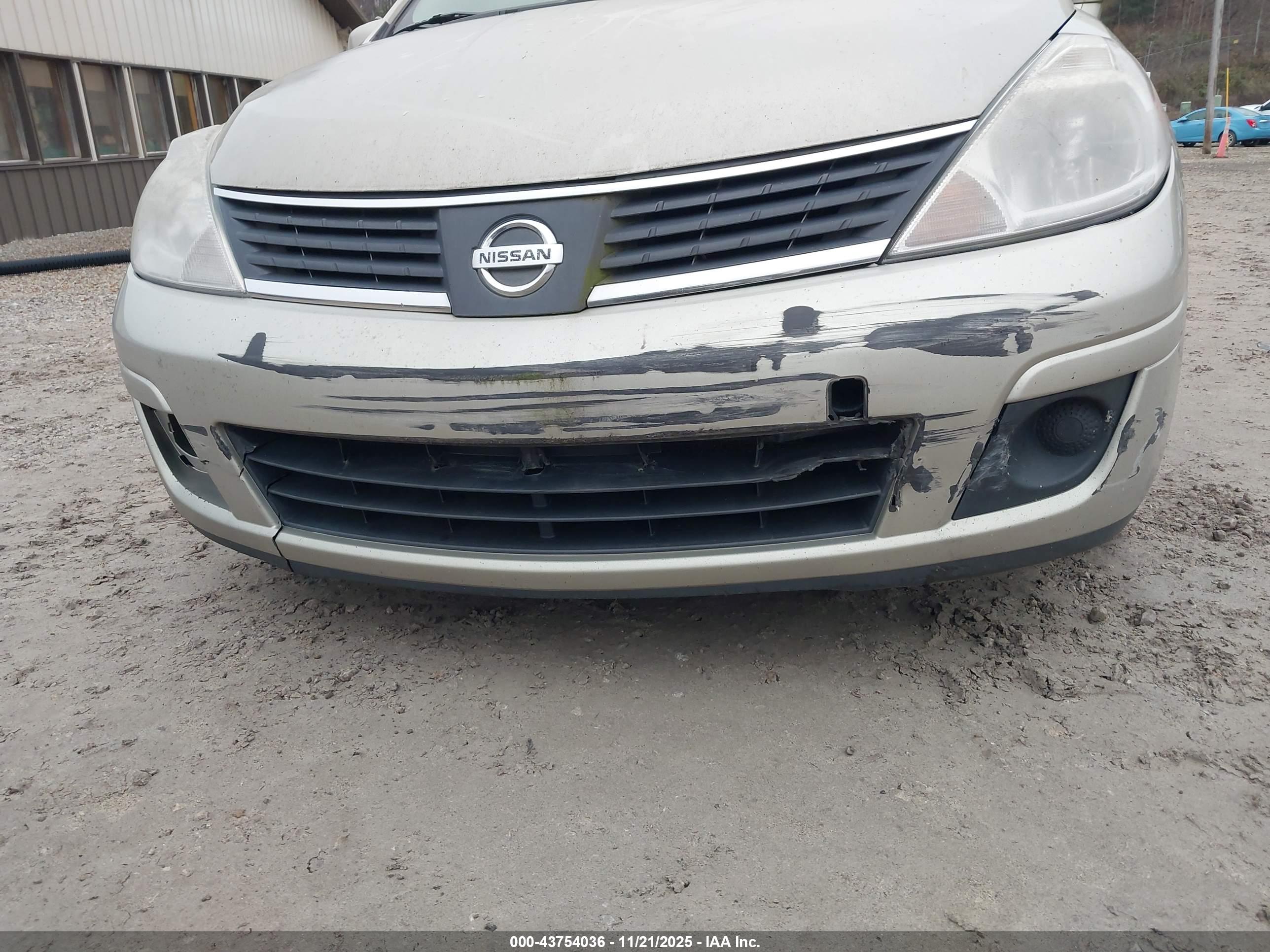 NISSAN VERSA image 6