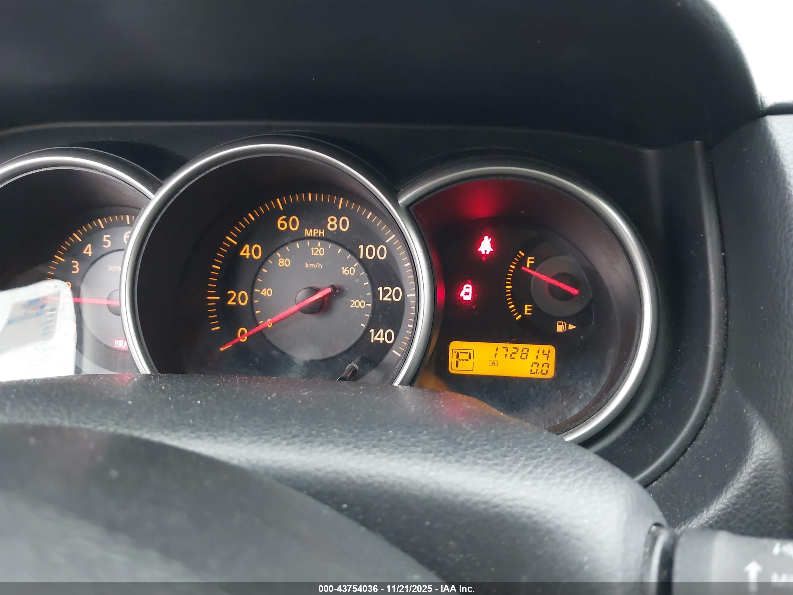 NISSAN VERSA image 7
