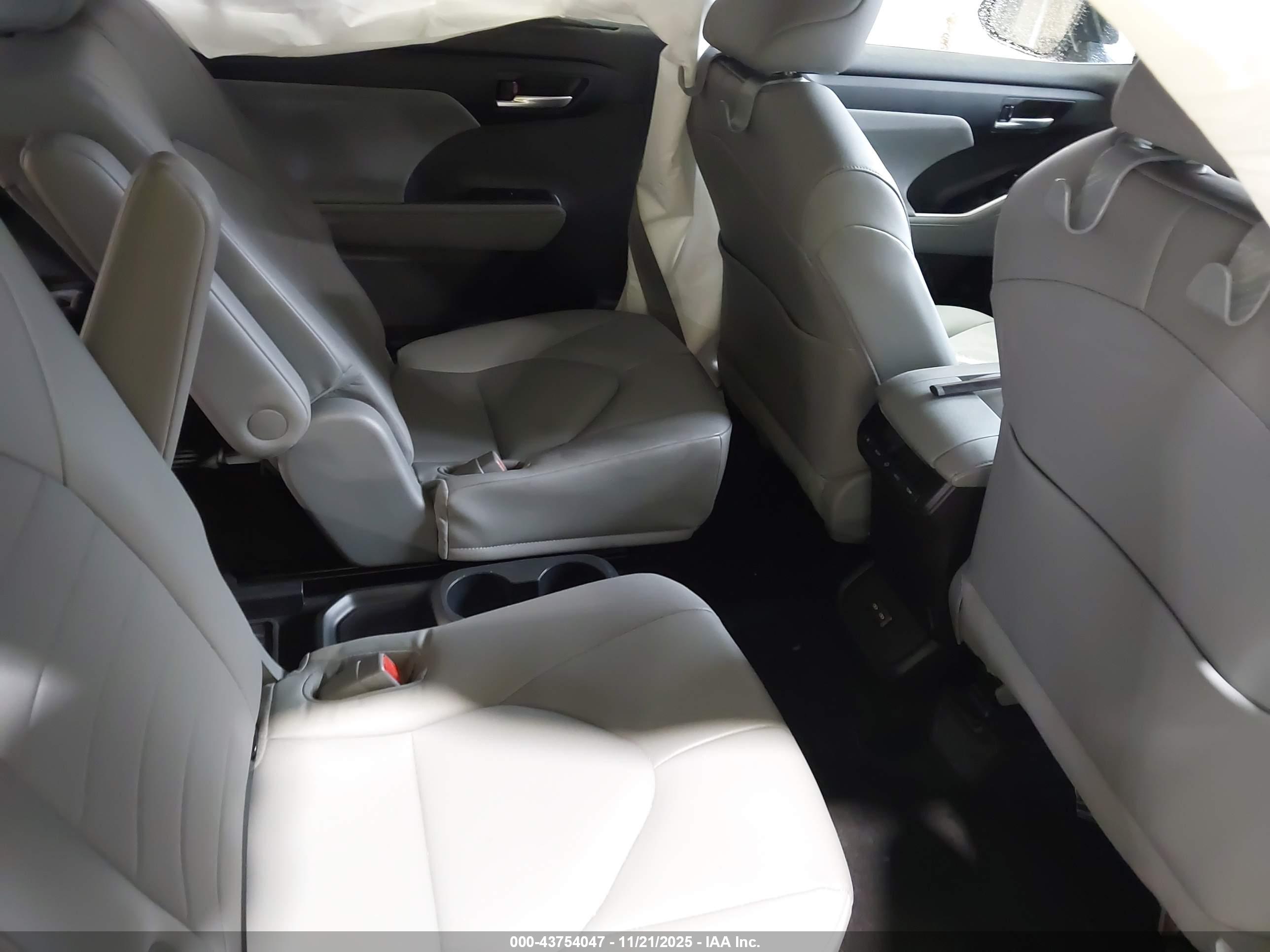 TOYOTA HIGHLANDER image 8