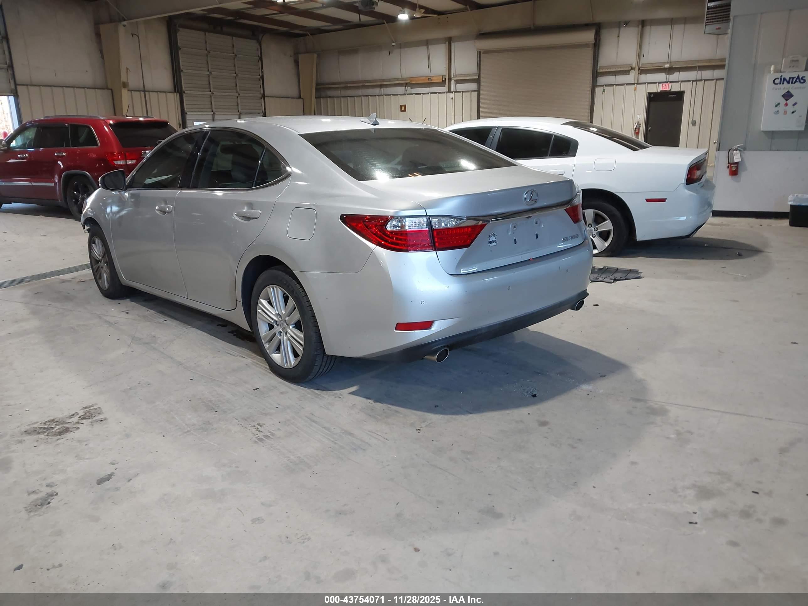 LEXUS ES image 3