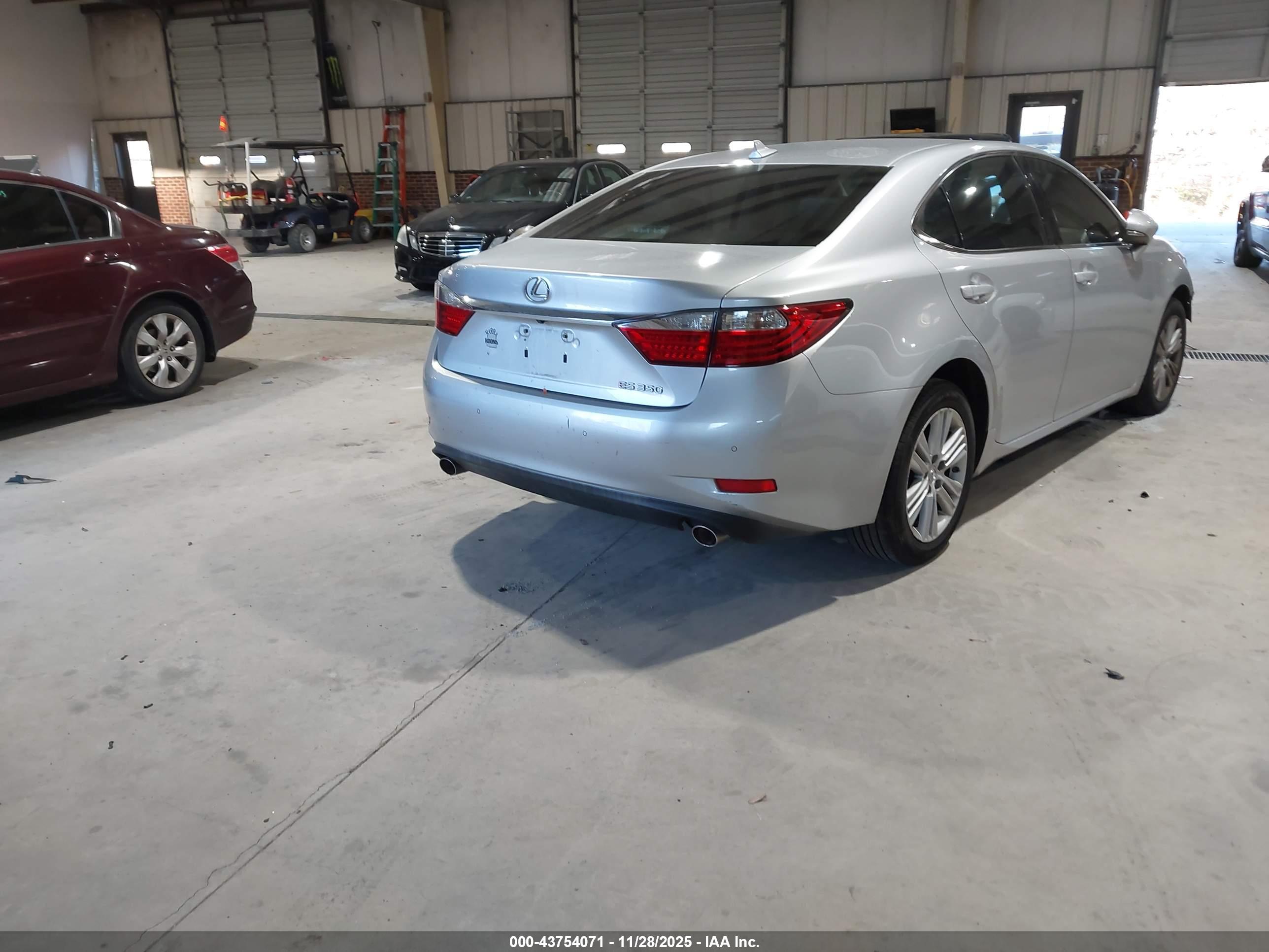 LEXUS ES image 4
