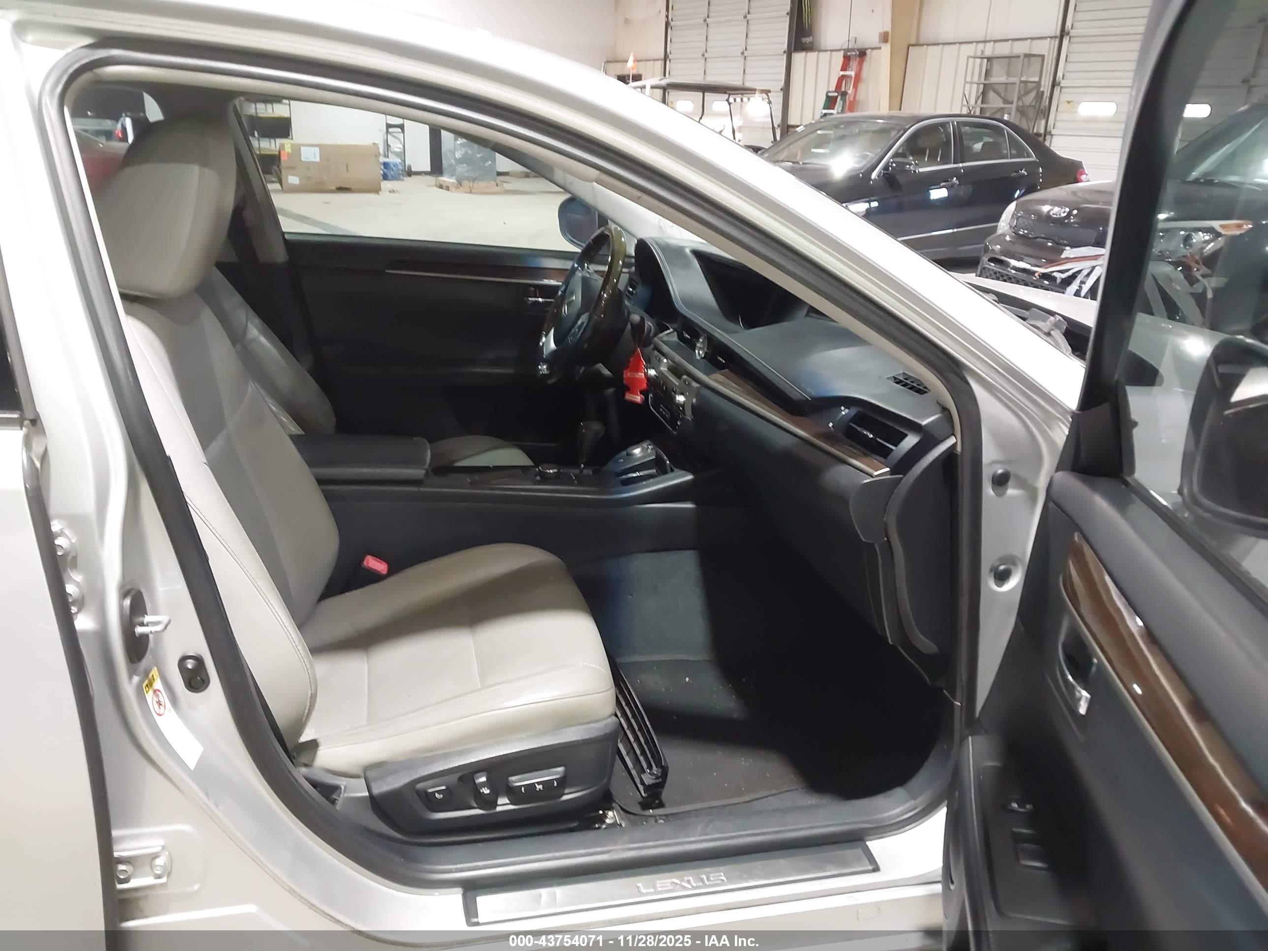 LEXUS ES image 5