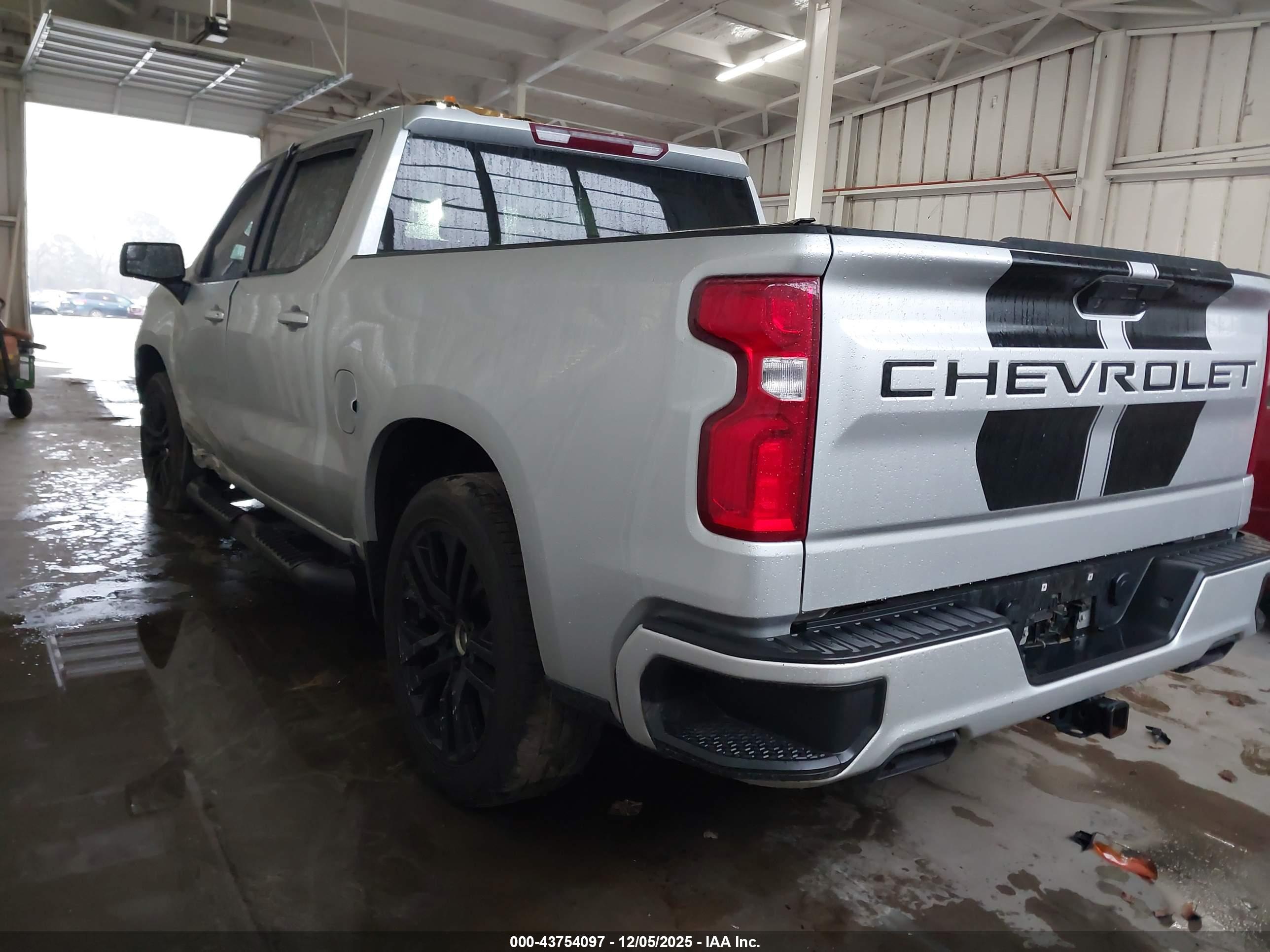 CHEVROLET SILVERADO image 3
