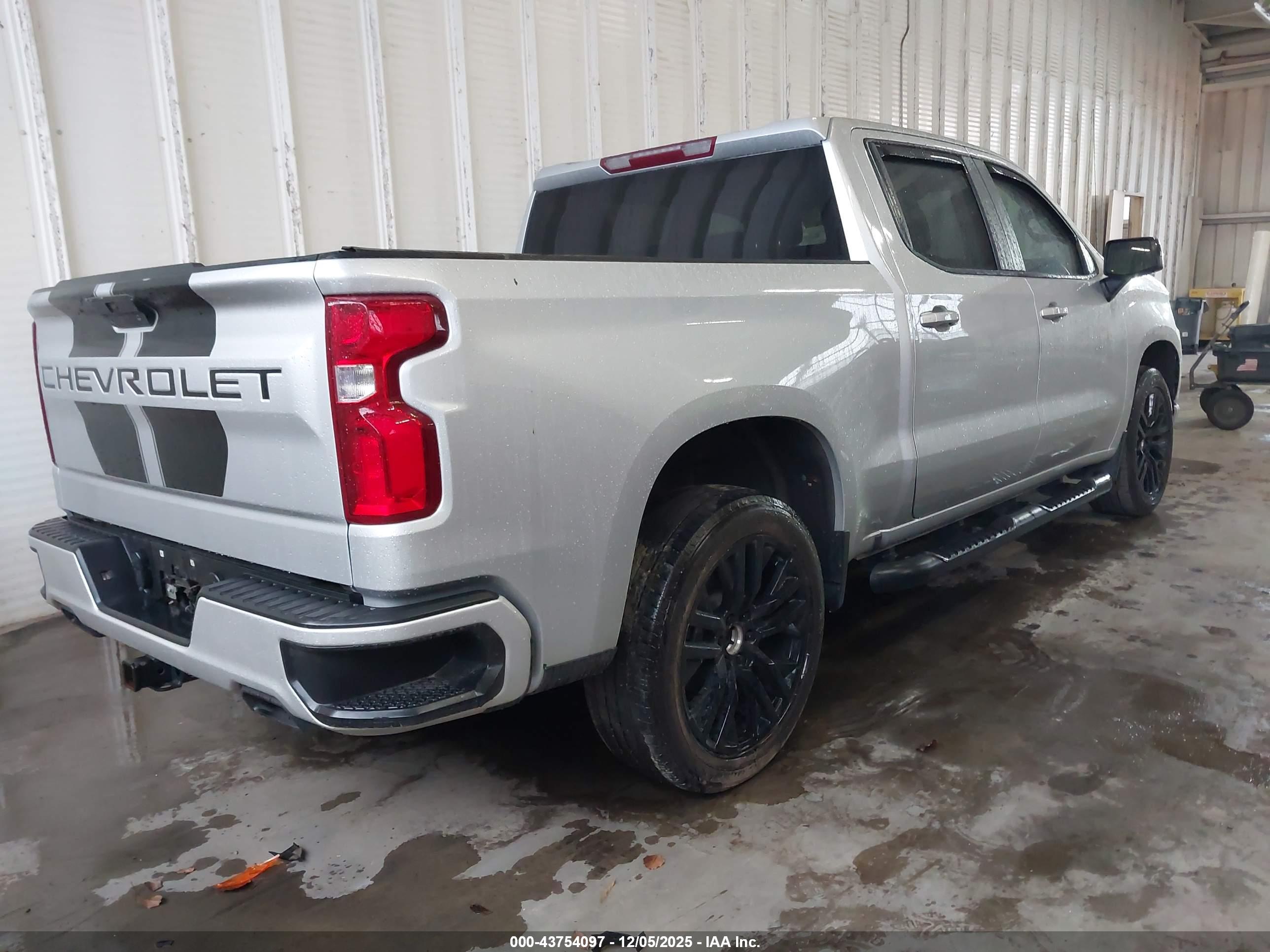 CHEVROLET SILVERADO image 4