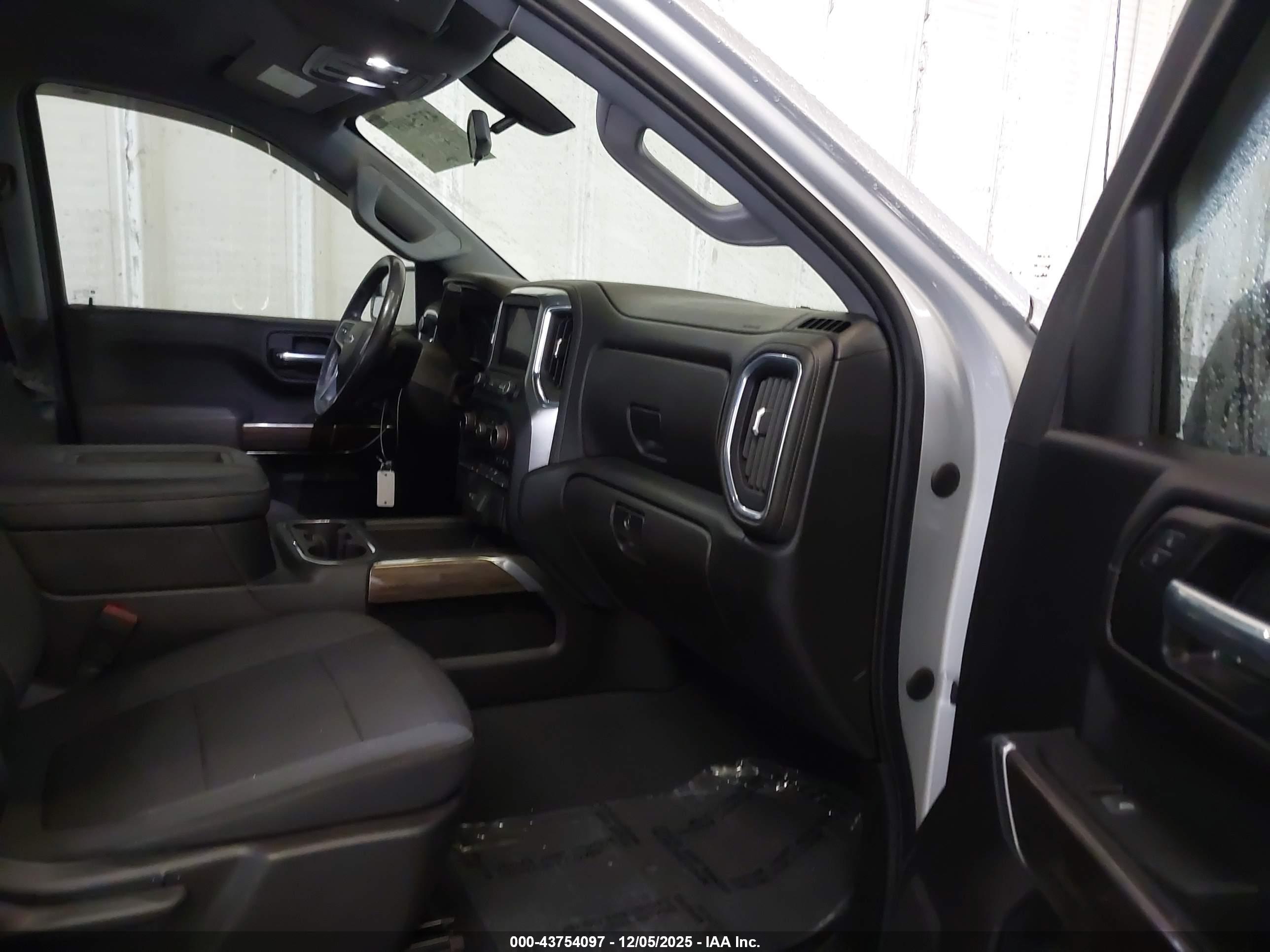 CHEVROLET SILVERADO image 5