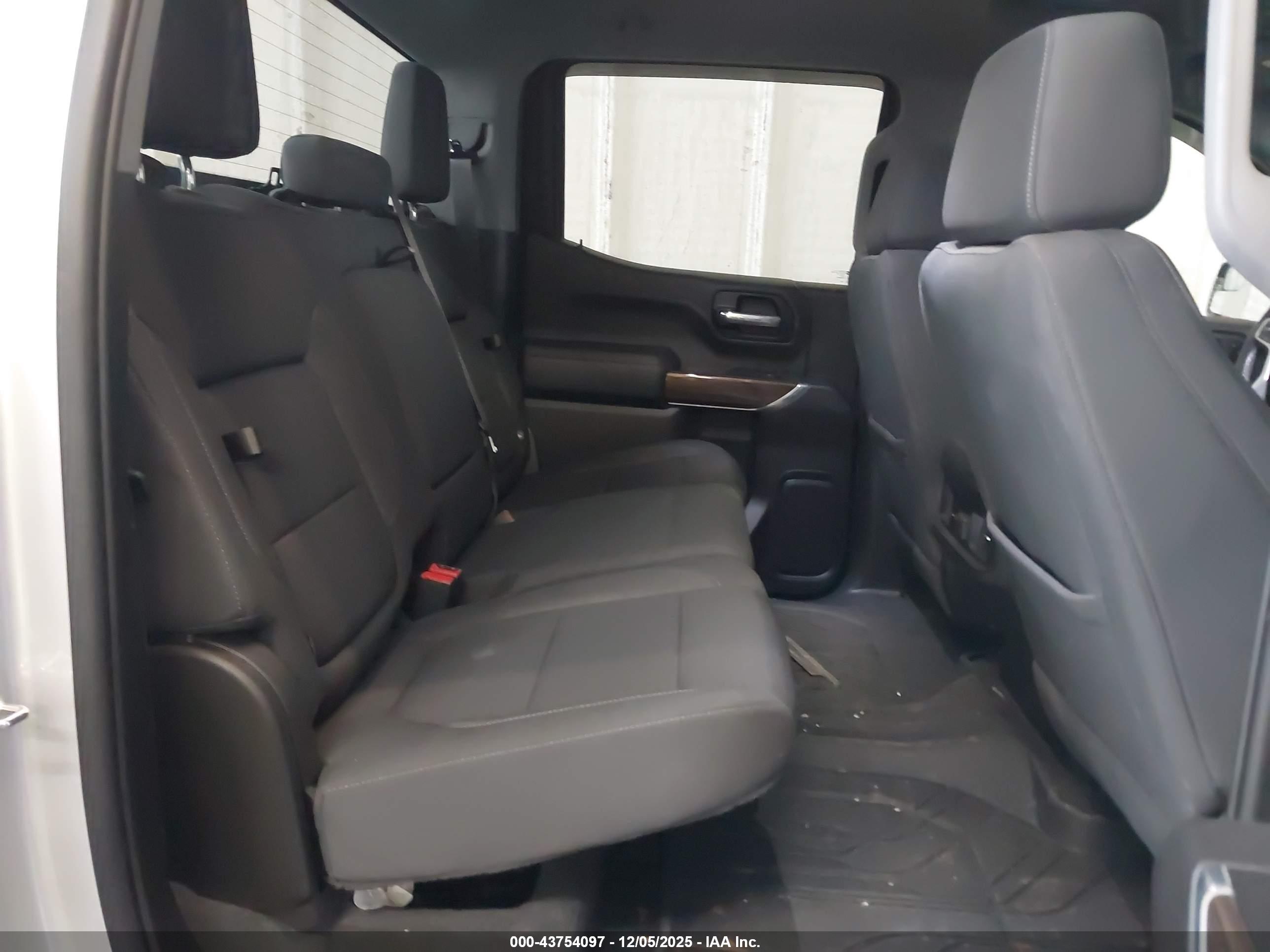 CHEVROLET SILVERADO image 8