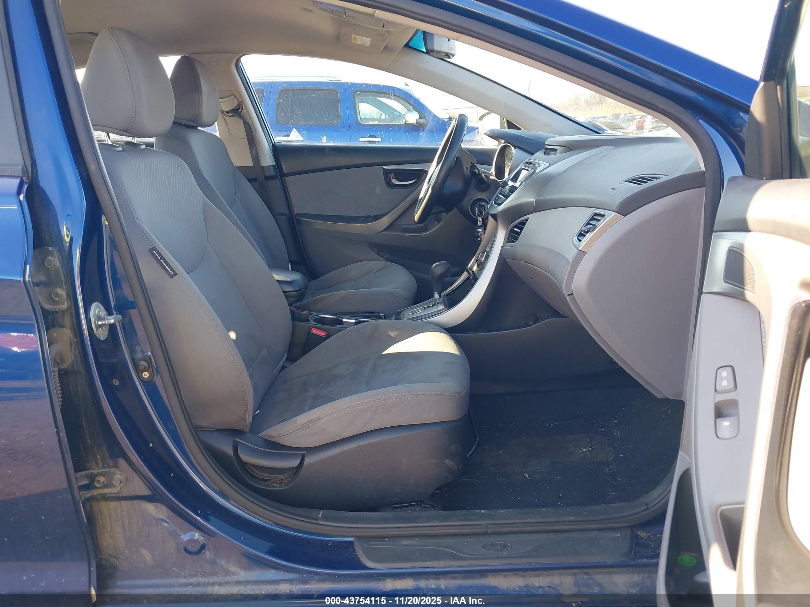 HYUNDAI ELANTRA image 5