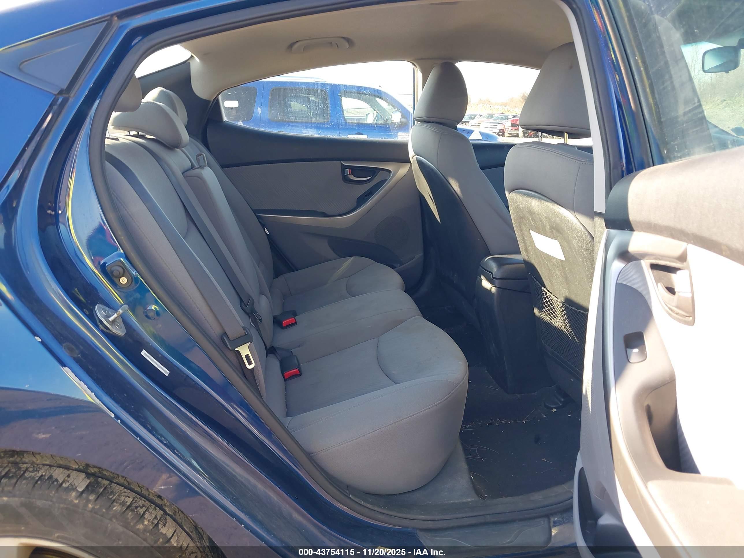 HYUNDAI ELANTRA image 8