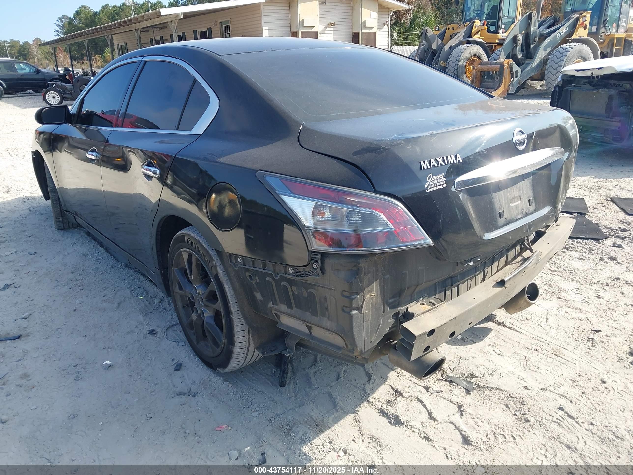 NISSAN MAXIMA image 3