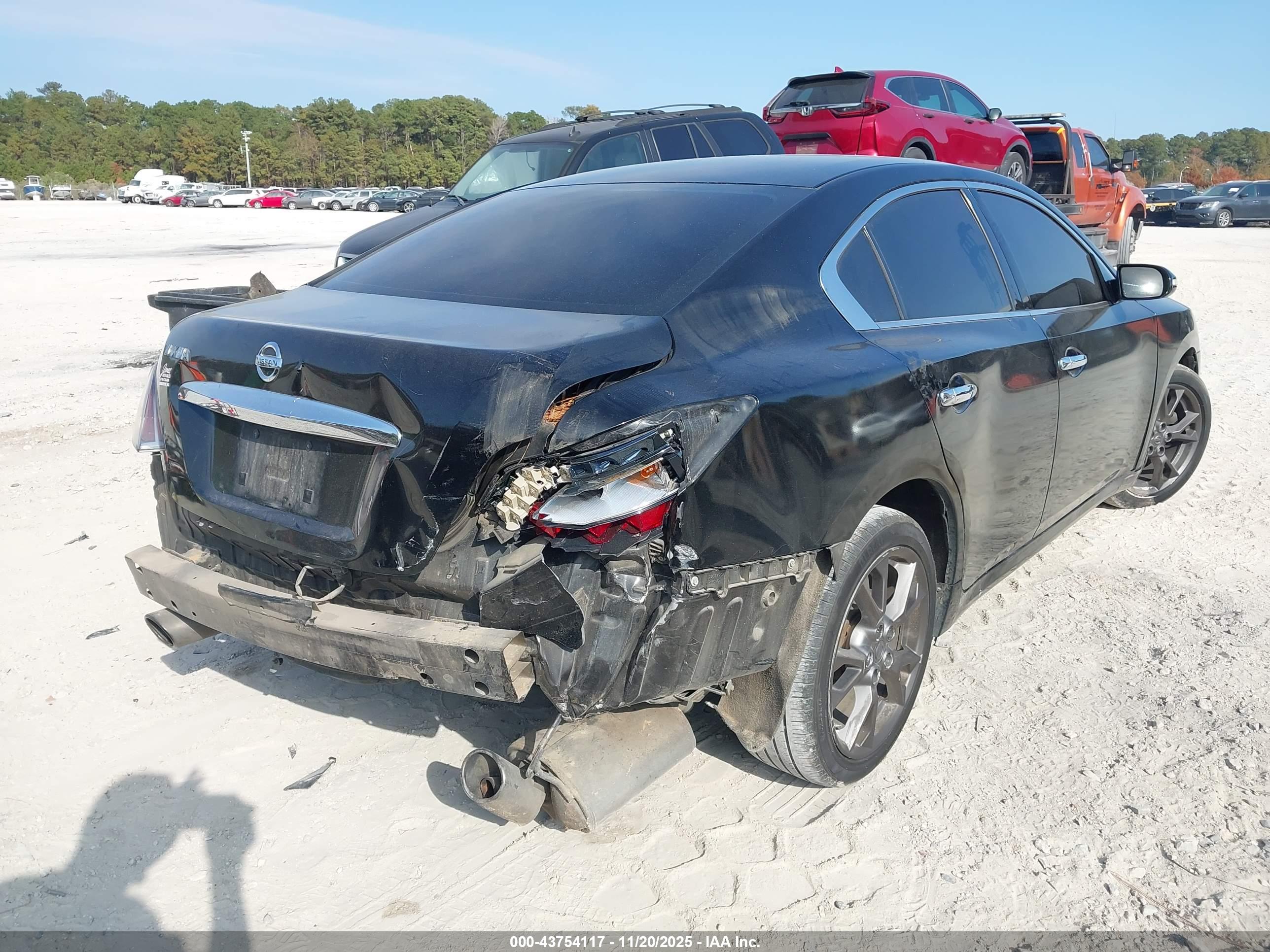 NISSAN MAXIMA image 4