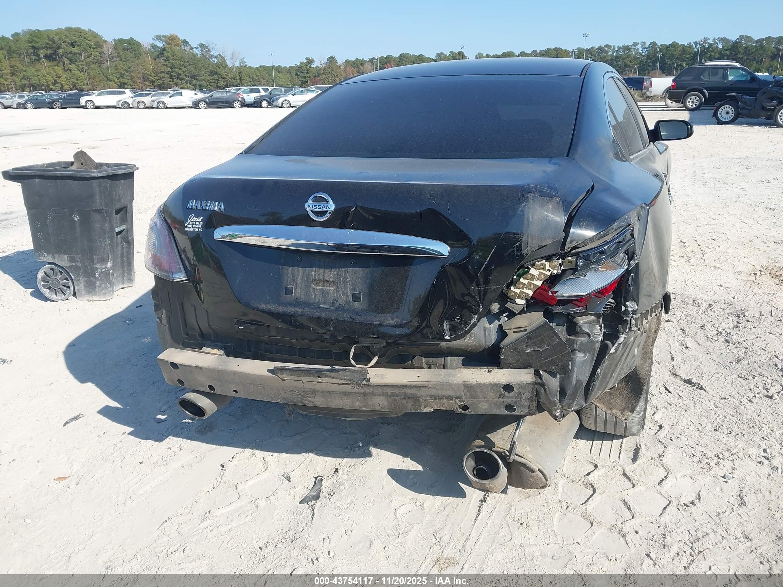 NISSAN MAXIMA image 6