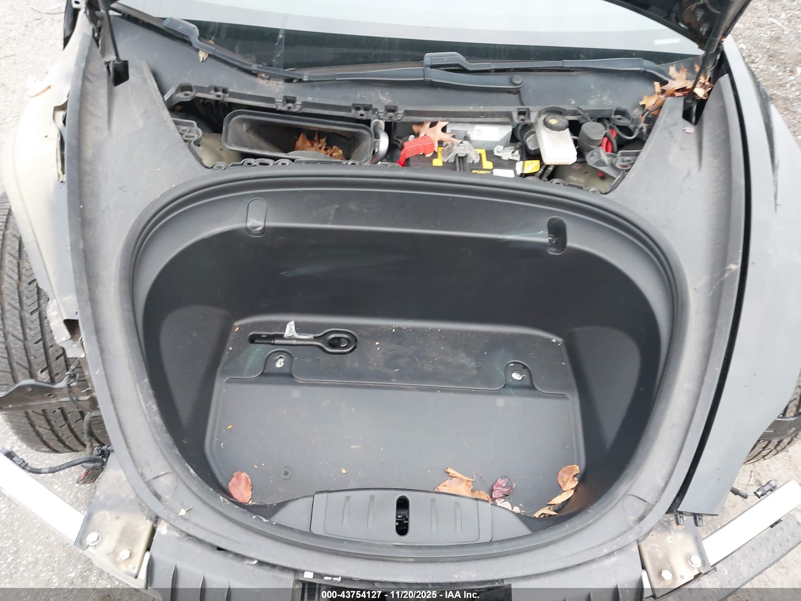 TESLA MODEL image 10