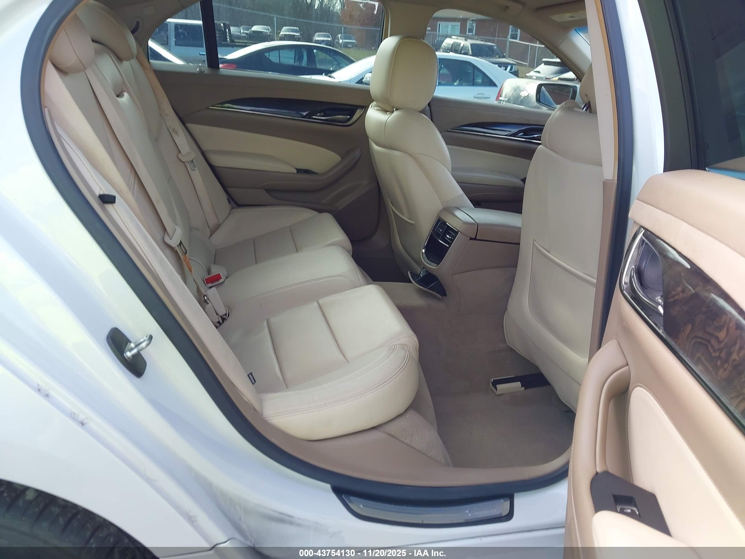 CADILLAC CTS image 8