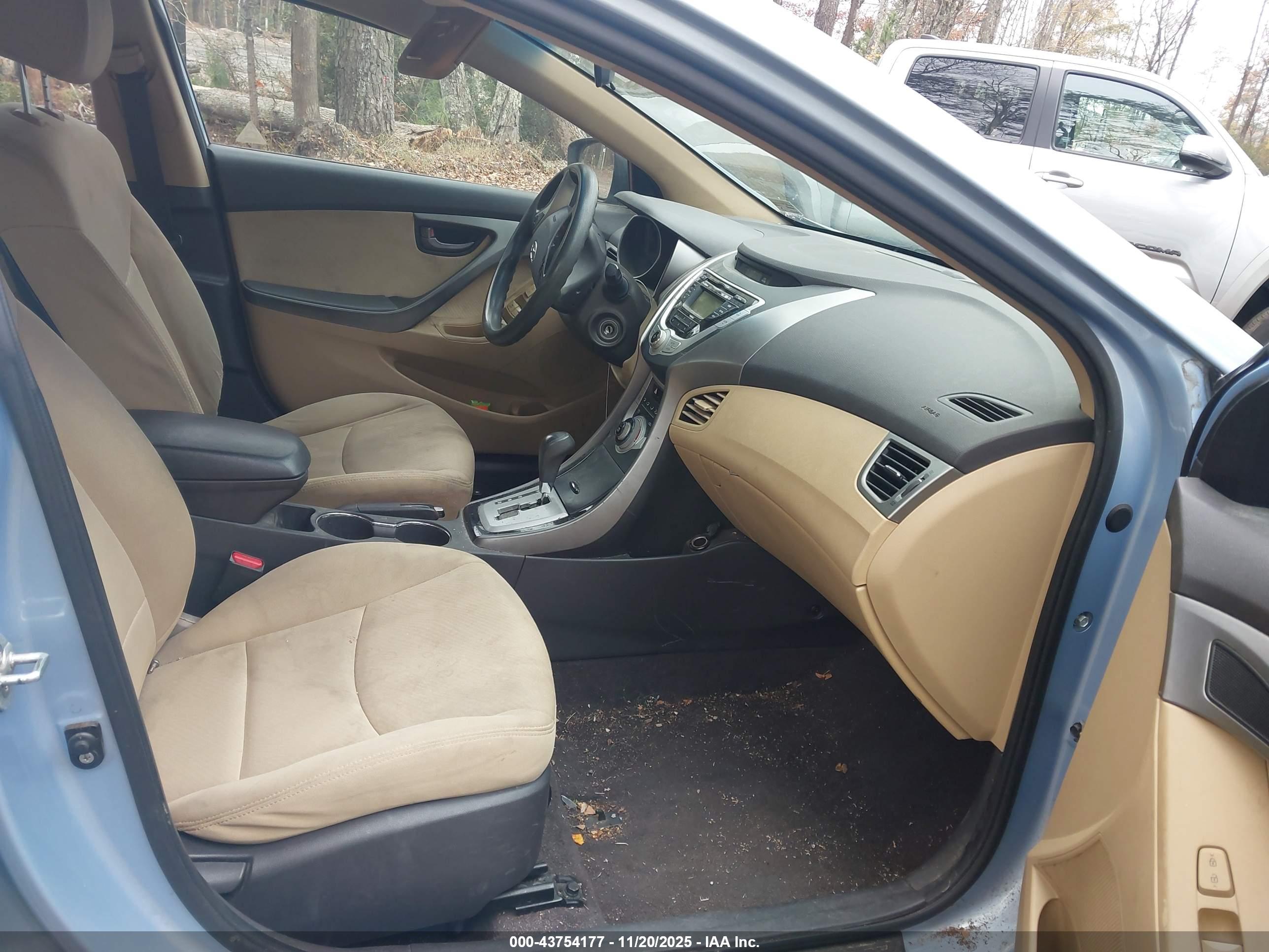 HYUNDAI ELANTRA image 5