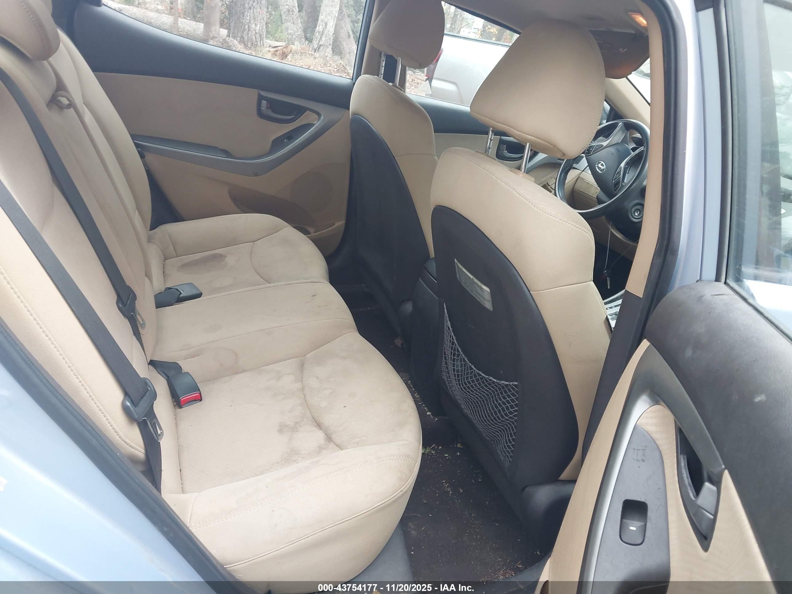 HYUNDAI ELANTRA image 8