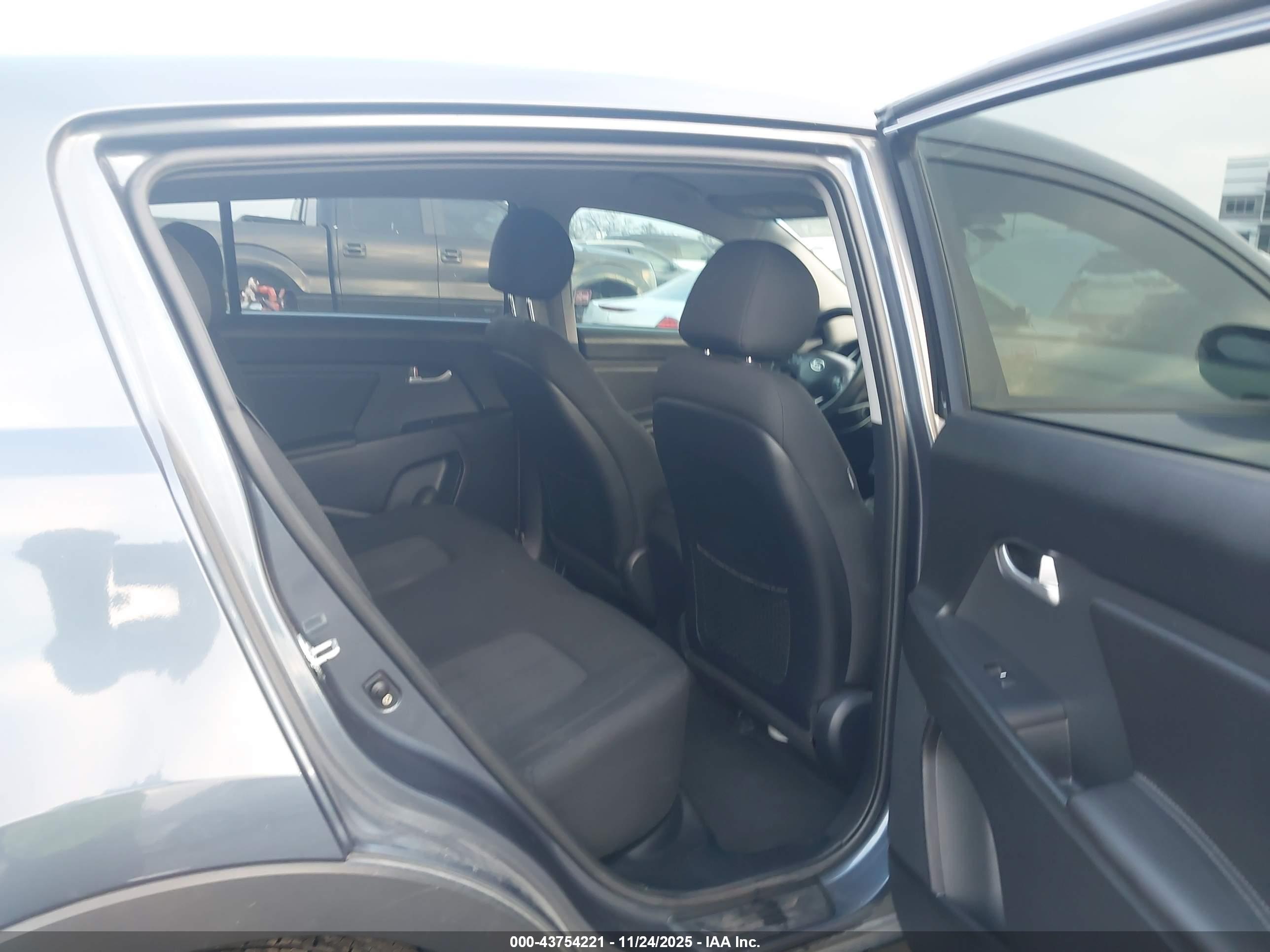 KIA SPORTAGE image 8
