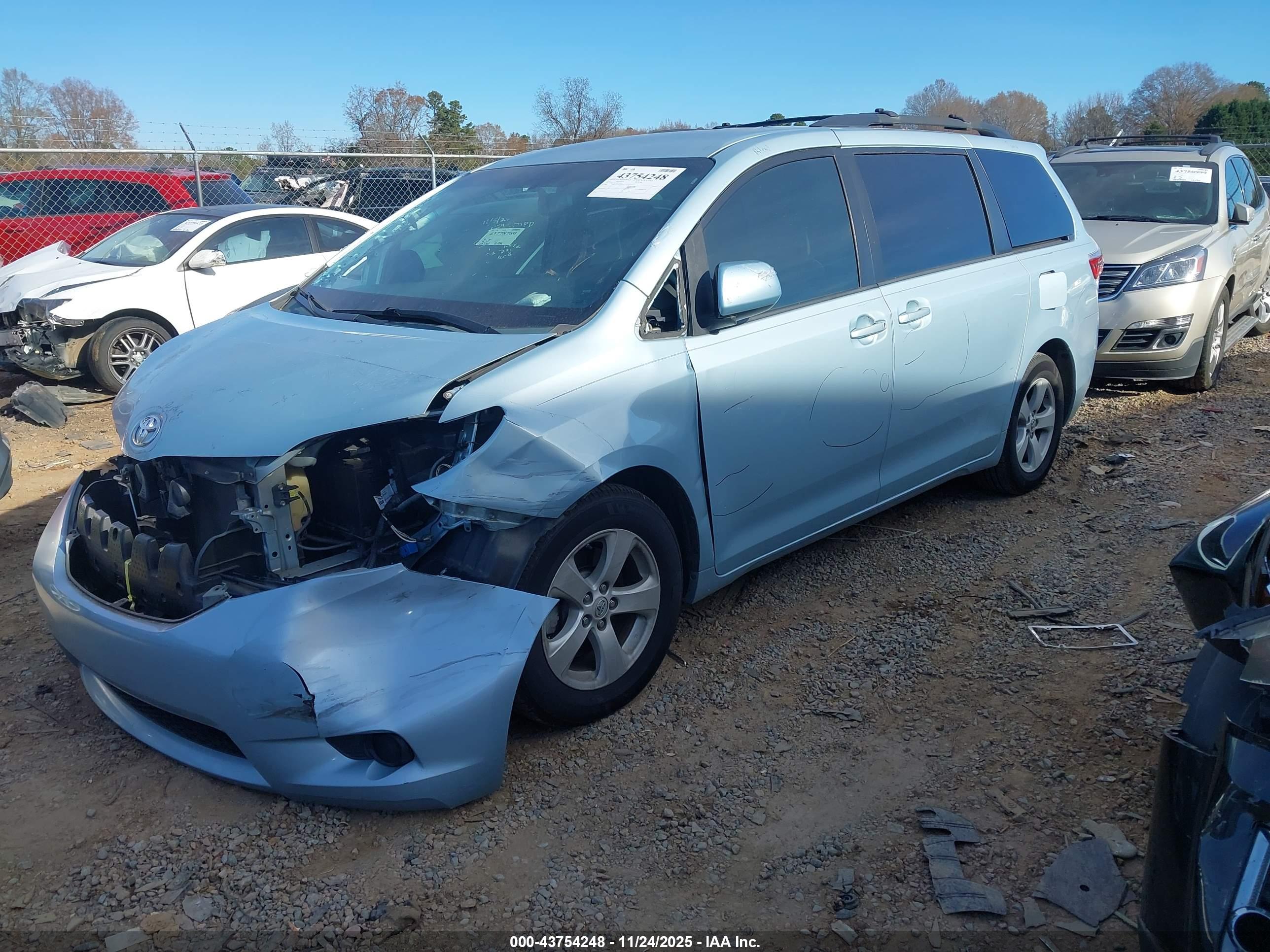TOYOTA SIENNA image 2